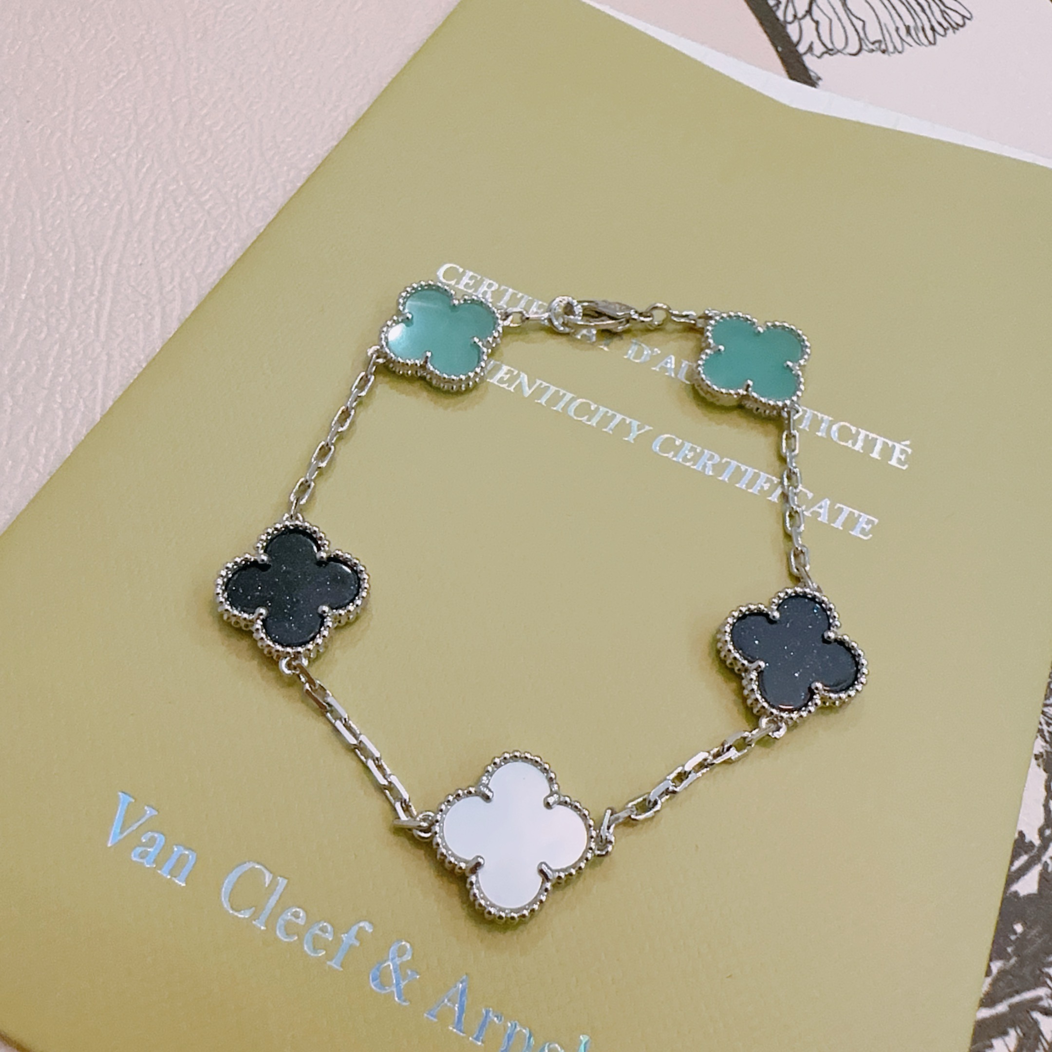 Bracelet Van Cleef Arpels Alhambra Métal argenté avec motifs aventurine noire turquoise et trèfles en nacre blanche 17cm