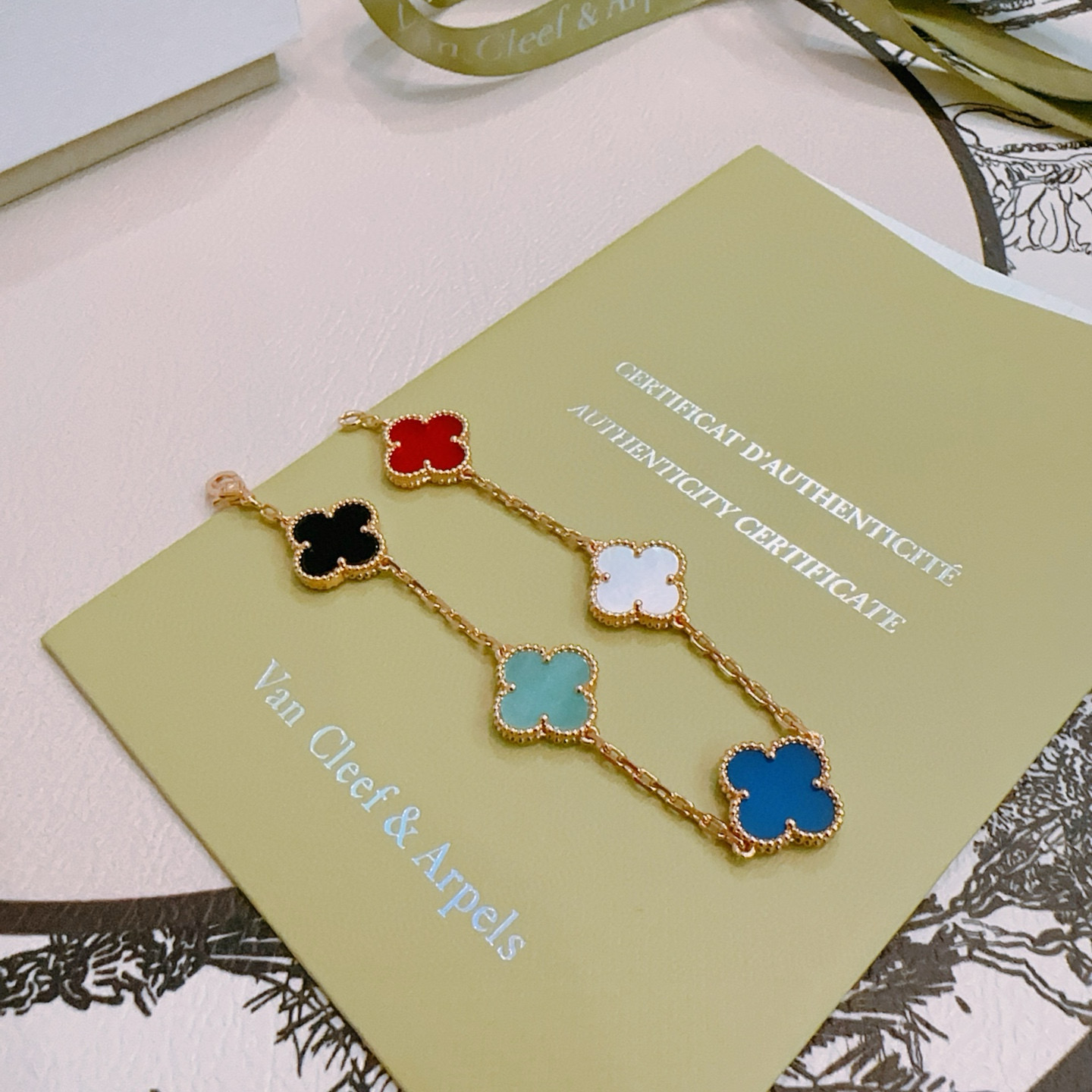 Van Cleef Arpels Pulsera Alhambra Metal oro rosa con cornalina roja nácar blanco ágata azul turquesa ónix negro motivos de trébol 18cm