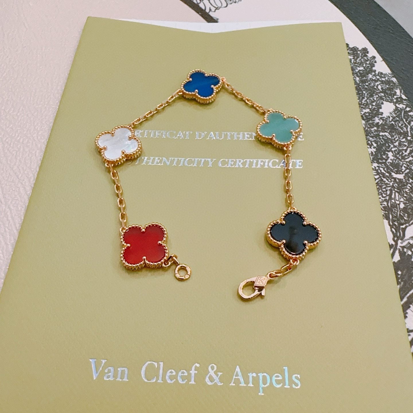 NO:387201,Four-leaf clover Van Cleef Arpels authentic custom rainbow color bracelet V gold material series. Perfect appearance and invincible details. The unique color is completely impeccable. It is embellished with a classic ring shape design. It is simple but elegant and eye-catching. The pure handmade combination of V gold makes the complexion look more elegant and attractive. The same style as men and women, the fine jewelry, van cleef, bracelet19860909四叶草梵克雅宝正品定制彩虹花色手链V金材质系列 品相完美,细节无敌,那种独特的色泽完全无可挑剔,再缀以经典指环外形设计,简约之余却又优雅夺目,V金纯手工的组合更显气色,上手雅致动人.男女同款,饰品精品,van cleef,bracelet,Jewelry