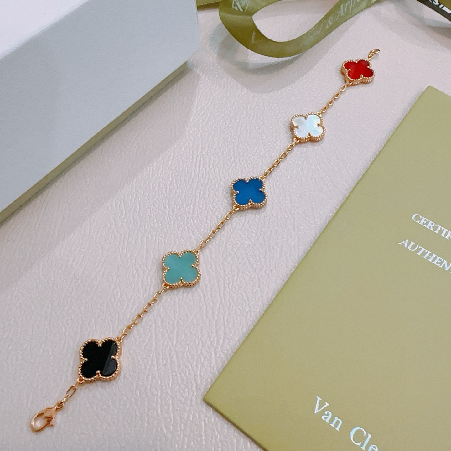 Van Cleef Arpels Pulsera Alhambra Metal oro rosa con cornalina roja nácar blanco ágata azul turquesa ónix negro motivos de trébol 18cm