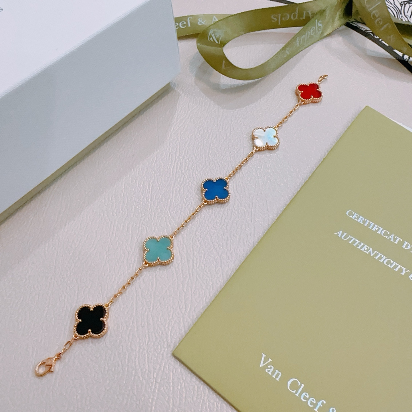 Van Cleef Arpels Pulsera Alhambra Metal oro rosa con cornalina roja nácar blanco ágata azul turquesa ónix negro motivos de trébol 18cm