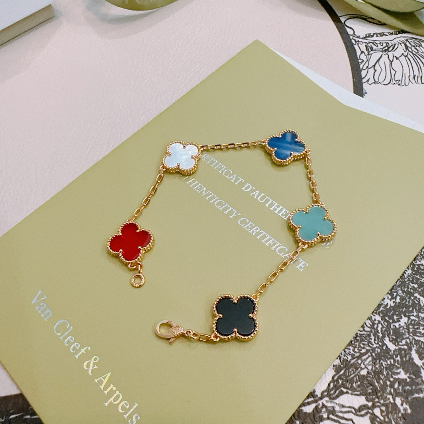 Van Cleef Arpels Pulsera Alhambra Metal oro rosa con cornalina roja nácar blanco ágata azul turquesa ónix negro motivos de trébol 18cm