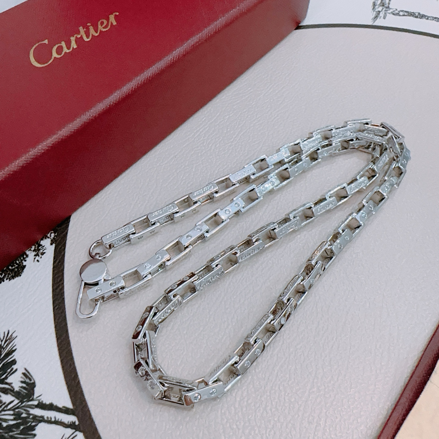 NO:516245,The new Cartier necklace V gold material series is perfect in appearance and invincible in details. The unique color is completely impeccable, and is decorated with a classic ring shape design. It is simple but elegant and eye-catching. The pure handmade combination of V gold makes the complexion look more elegant and attractive. The same style as men and women, the fine jewelry, cartier, necklace19860909新款卡地亚项链V金材质系列 品相完美,细节无敌,那种独特的色泽完全无可挑剔,再缀以经典指环外形设计,简约之余却又优雅夺目,V金纯手工的组合更显气色,上手雅致动人.男女同款,饰品精品,cartier,necklace,Jewelry