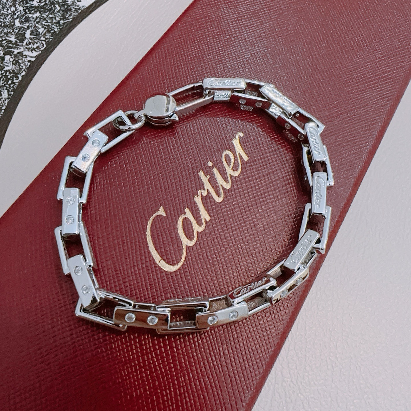 NO:516200,The new Cartier bracelet V-gold material series is perfect in appearance and invincible in details. The unique color is completely impeccable, and is decorated with a classic ring shape design. It is simple but elegant and eye-catching. The pure handmade combination of V-gold makes the complexion look more elegant and attractive. The same style as men and women, the fine jewelry, cartier, bracelet19860909新款卡地亚手链V金材质系列 品相完美,细节无敌,那种独特的色泽完全无可挑剔,再缀以经典指环外形设计,简约之余却又优雅夺目,V金纯手工的组合更显气色,上手雅致动人.男女同款,饰品精品,cartier,bracelet,Jewelry