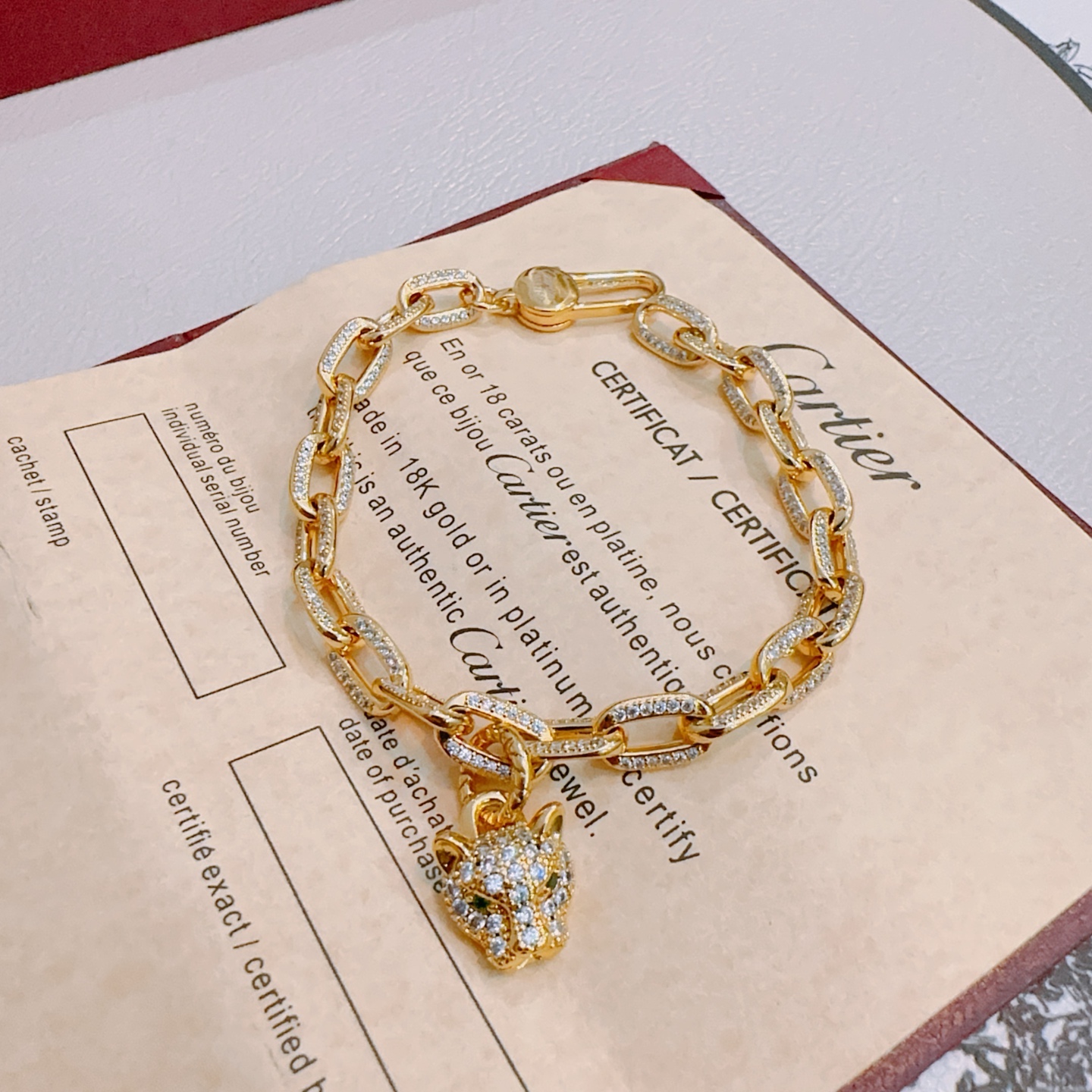 NO:533396,The new Cartier bracelet V-gold material series is perfect in appearance and invincible in details. The unique color is completely impeccable, and is decorated with a classic ring shape design. It is simple but elegant and eye-catching. The pure handmade combination of V-gold makes the complexion look more elegant and attractive. The same style as men and women, the fine jewelry, cartier, bracelet19860909新款卡地亚手链V金材质系列 品相完美,细节无敌,那种独特的色泽完全无可挑剔,再缀以经典指环外形设计,简约之余却又优雅夺目,V金纯手工的组合更显气色,上手雅致动人.男女同款,饰品精品,cartier,bracelet,Jewelry