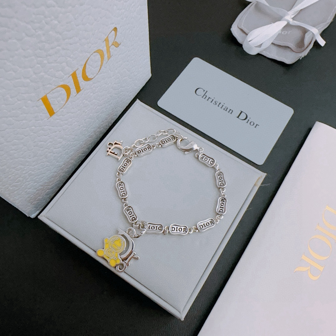 NO:533400,DIOR new high-quality Dior bracelet original single-stock counter new model retro trend fashion essentials can be worn by both men and women, couple style same style, rock punk silver style, retro elements, trendy and versatile, official website same style necklace latest style chain higher grade, star classic bracelet Cuba chain series retro silver bracelet chain length 22cm20cm18cm can be changed length, details are used to treat the version, non-market bright style, this model has been released, the best selling model in Dior is very easy to match with trendy clothes, jewelry boutique, dior, dior, necklace, bracelet19860909DIOR新款高品质迪奥手链原单货专柜新款开模复古潮流时尚必备 男女均可佩戴 情侣款同款 摇滚朋克泰银风格 复古元素 潮流百搭 官网同款项链最新款链条档次更高明星经典款手链古巴链系列复古银手链 链长码数22cm20cm18cm可改长度 细节对版做旧处理 非市面亮面版型 这款一直在出 迪奥里面热卖款 非常好搭配潮流衣服,饰品精品,dior,dior,necklace,bracelet,Jewelry
