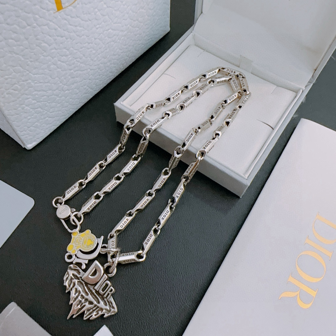 NO:533387,DIOR new model Dior necklace original single-stock counter new model retro trend fashion essentials can be worn by both men and women Couple style Rock Punk Thai silver style Retro elements Trendy versatile style Official website The latest model chain is higher grade Star classic model necklace series retro silver necklace Chain length 60 cm can be changed length Details are used for the version to be used for the old version Non-market glossy style This model has been released. The best-selling model in Dior is very easy to match with trendy clothes, jewelry boutique, dior, dior, necklace19860909DIOR新款 迪奥项链原单货专柜新款开模复古潮流时尚必备 男女均可佩戴 情侣款同款 摇滚朋克泰银风格 复古元素 潮流百搭 官网同款项链最新款链条档次更高明星经典款项链系列复古银项链 链长60厘米可改长度 细节对版做旧处理 非市面亮面版型 这款一直在出 迪奥里面热卖款 非常好搭配潮流衣服,饰品精品,dior,dior,necklace,Jewelry