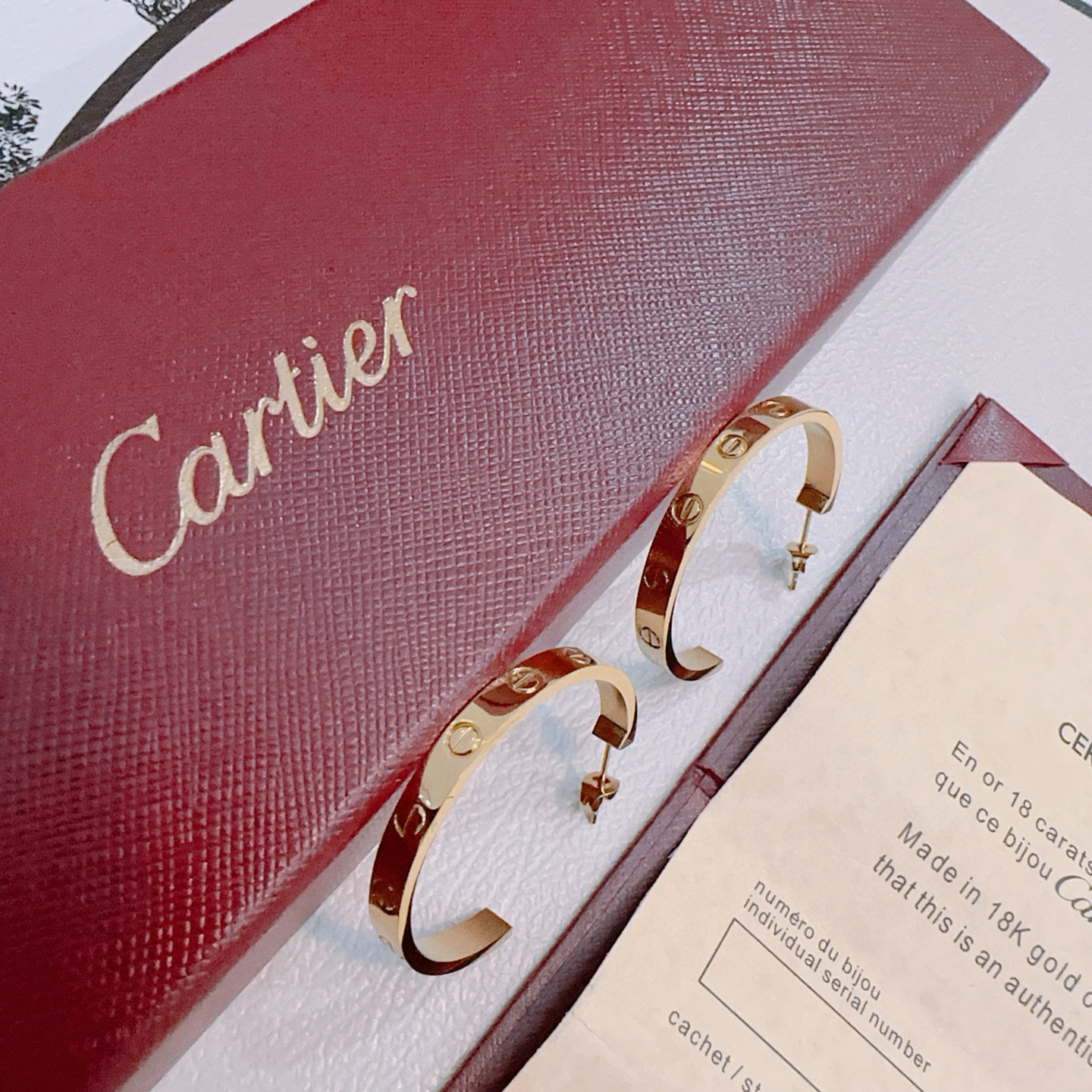 NO:533397,Cartier earrings V gold material series, perfect appearance, invincible details, the unique color is completely impeccable, and is decorated with a classic ring shape design, simple but elegant and eye-catching. The pure handmade combination of V gold makes the complexion look more elegant and attractive. The same style as men and women Cartier earrings, jewelry boutiques, cartier, earrings19860909卡地亚耳环V金材质系列 品相完美,细节无敌,那种独特的色泽完全无可挑剔,再缀以经典指环外形设计,简约之余却又优雅夺目,V金纯手工的组合更显气色,上手雅致动人.男女同款 卡地亚耳环,饰品精品,cartier,earrings,Jewelry