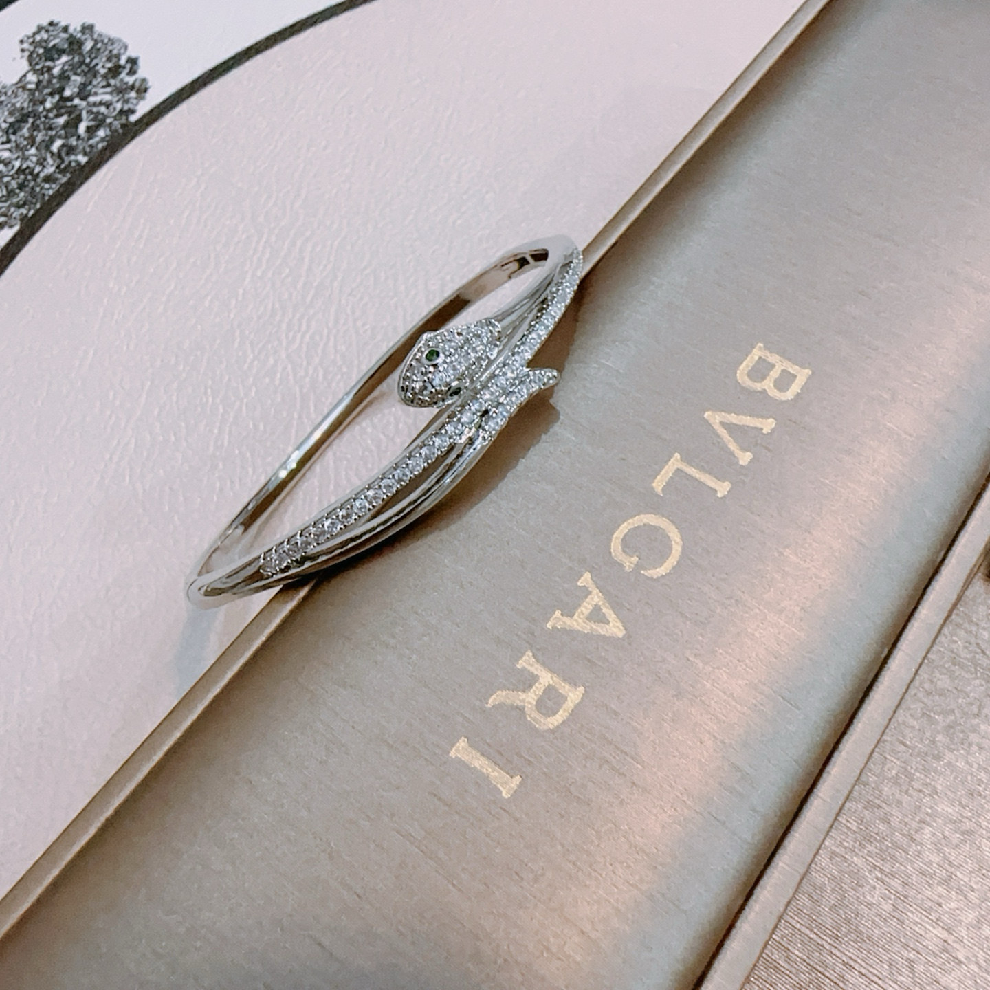 NO:557899,Bvlgari bracelet bracelet is made of V gold. BVLGARI DIVAS' DREAM series has perfect appearance, unparalleled details, and the unique color is completely impeccable. It is also decorated with a classic ring shape design, which is simple yet elegant and eye-catching. The pure handmade combination of V gold is more elegant and elegant. Same style for men and women. Bvlgari bracelet, boutique jewelry, bottega  veneta,bvlgari,bvlgari,bracelet,bracelet19860909宝格丽手链手镯V金材质.BVLGARI宝格丽 DIVAS‘ DREAM 系列 品相完美,细节无敌,那种独特的色泽完全无可挑剔,再缀以经典指环外形设计,简约之余却又优雅夺目,V金纯手工的组合更显气色,上手雅致动人.男女同款 宝格丽手链,饰品精品,bottega veneta,bvlgari,bvlgari,bracelet,bracelet,Jewelry