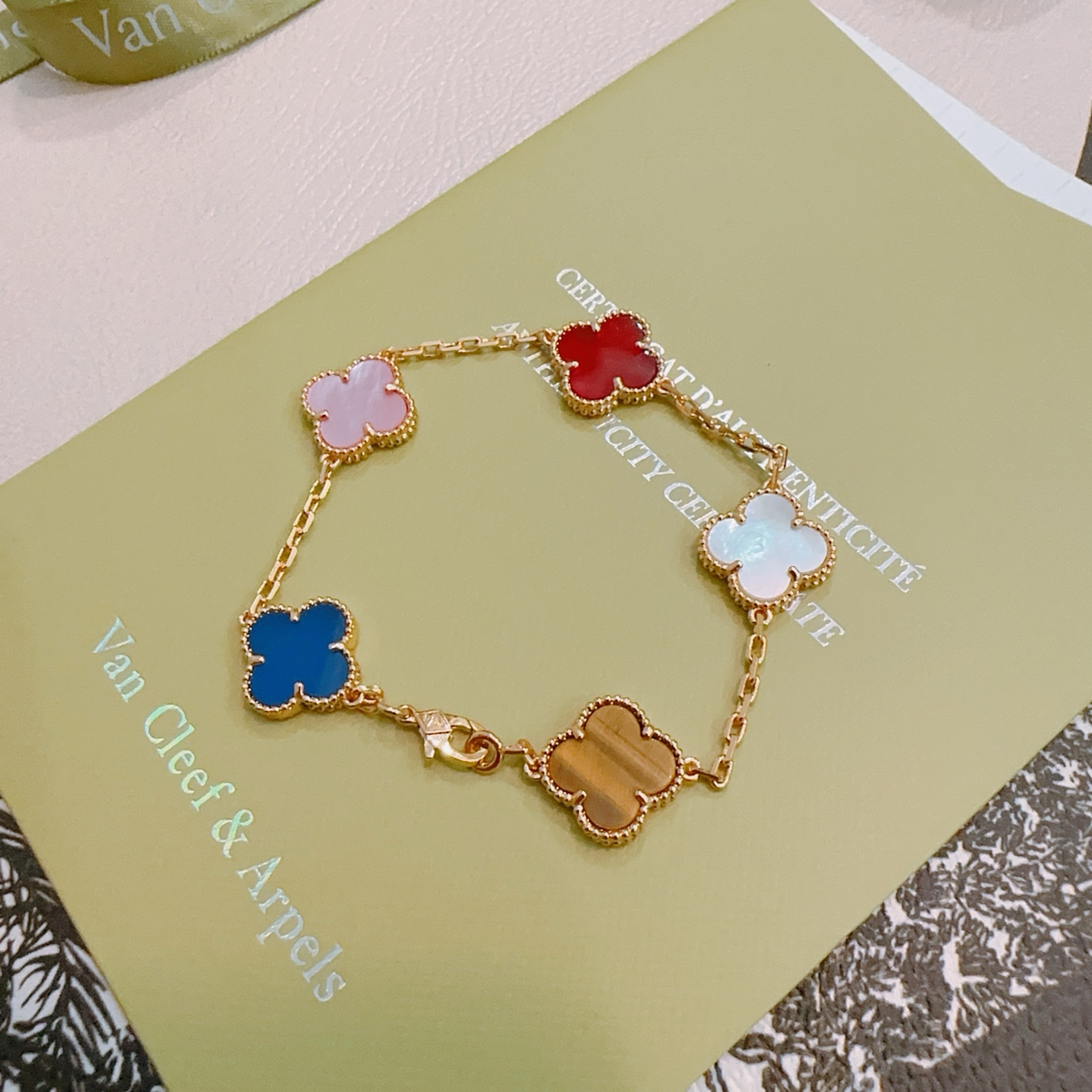 NO:557905,Four-leaf clover Van Cleef & Arpels authentic customized rainbow color bracelet V gold material series. The appearance is perfect, the details are invincible, the unique color is completely impeccable, and it is decorated with a classic ring shape design. It is simple yet elegant and eye-catching. The V gold pure handmade combination is more elegant and elegant. The same style for men and women, boutique jewelry, van cleef, bracelet19860909四叶草梵克雅宝正品定制彩虹花色手链V金材质系列 品相完美,细节无敌,那种独特的色泽完全无可挑剔,再缀以经典指环外形设计,简约之余却又优雅夺目,V金纯手工的组合更显气色,上手雅致动人.男女同款,饰品精品,van cleef,bracelet,Jewelry