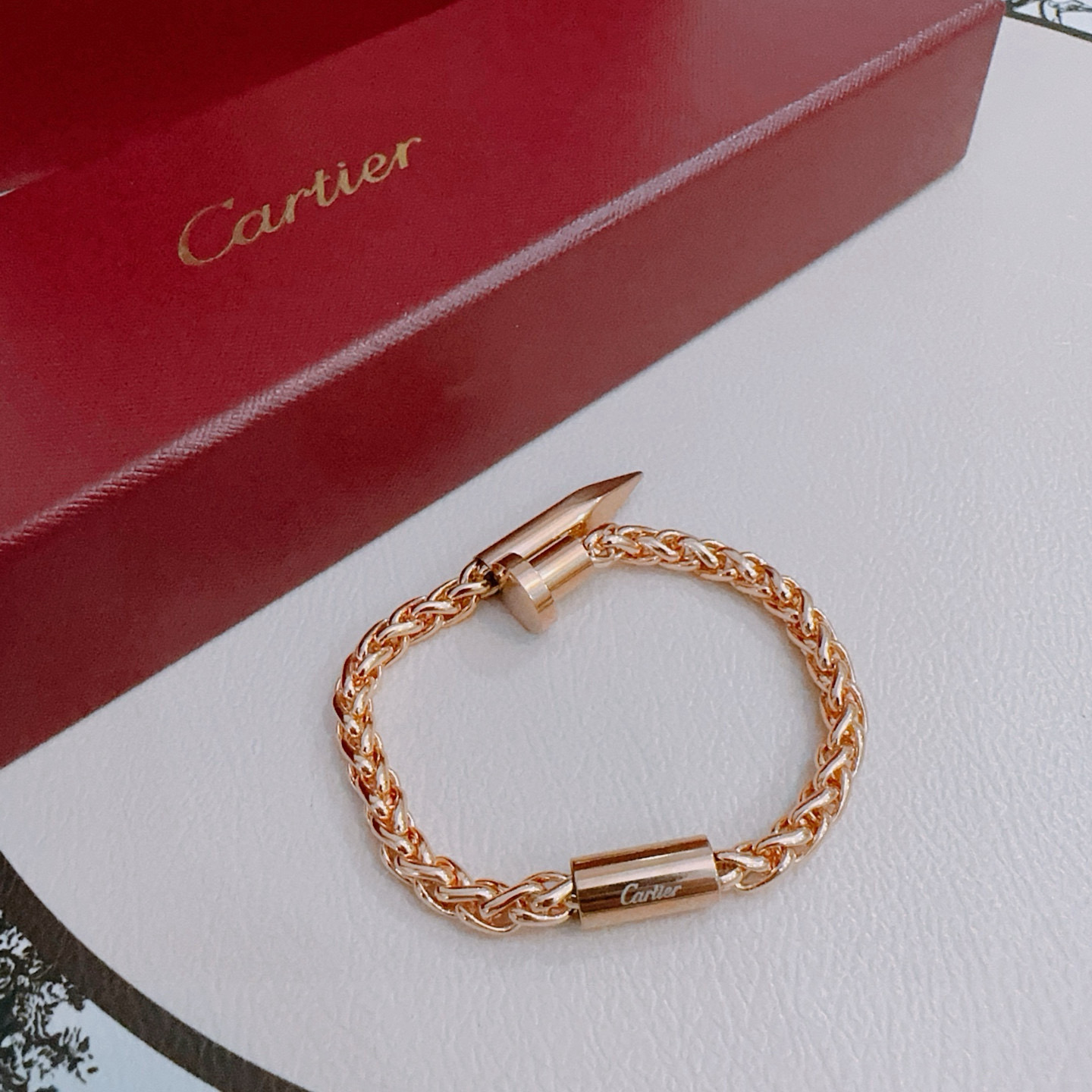 NO:557931,Cartier bracelet bracelet V gold material series, perfect appearance, unparalleled details, the unique color is completely impeccable, and decorated with a classic ring shape design, simple yet elegant and eye-catching, the V gold pure handmade combination is more elegant, elegant and moving. Same style for men and women Cartier bracelet, jewelry boutique, cartier, bracelet, bracelet19860909卡地亚手链手镯V金材质系列 品相完美,细节无敌,那种独特的色泽完全无可挑剔,再缀以经典指环外形设计,简约之余却又优雅夺目,V金纯手工的组合更显气色,上手雅致动人.男女同款 卡地亚手链,饰品精品,cartier,bracelet,bracelet,Jewelry