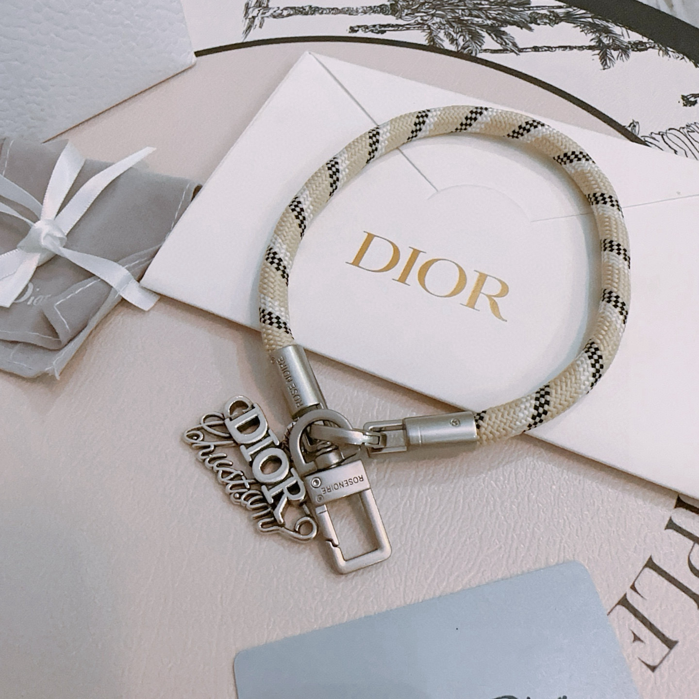 NO:557867,New product release Dior keychain bag buckle The latest bag charm is of a higher grade Stars have the same style Anger Forest series classic models co-branded design concept keychain series The details are distressed The version is not available in the market glossy version This has been out. The best-selling model in Dior Very good match with trendy backpacks, jewelry boutiques, dior, backpacks, keychain19860909新品发布 迪奥钥匙扣 包包扣 最新款包包挂饰档次更高明星同款Anger Forest系列经典款联名设计理念钥匙扣系列 细节对版做旧处理 非市面亮面版型 这款一直在出 迪奥里面热卖款 非常好搭配潮流背包,饰品精品,dior,backpacks,keychain,Jewelry