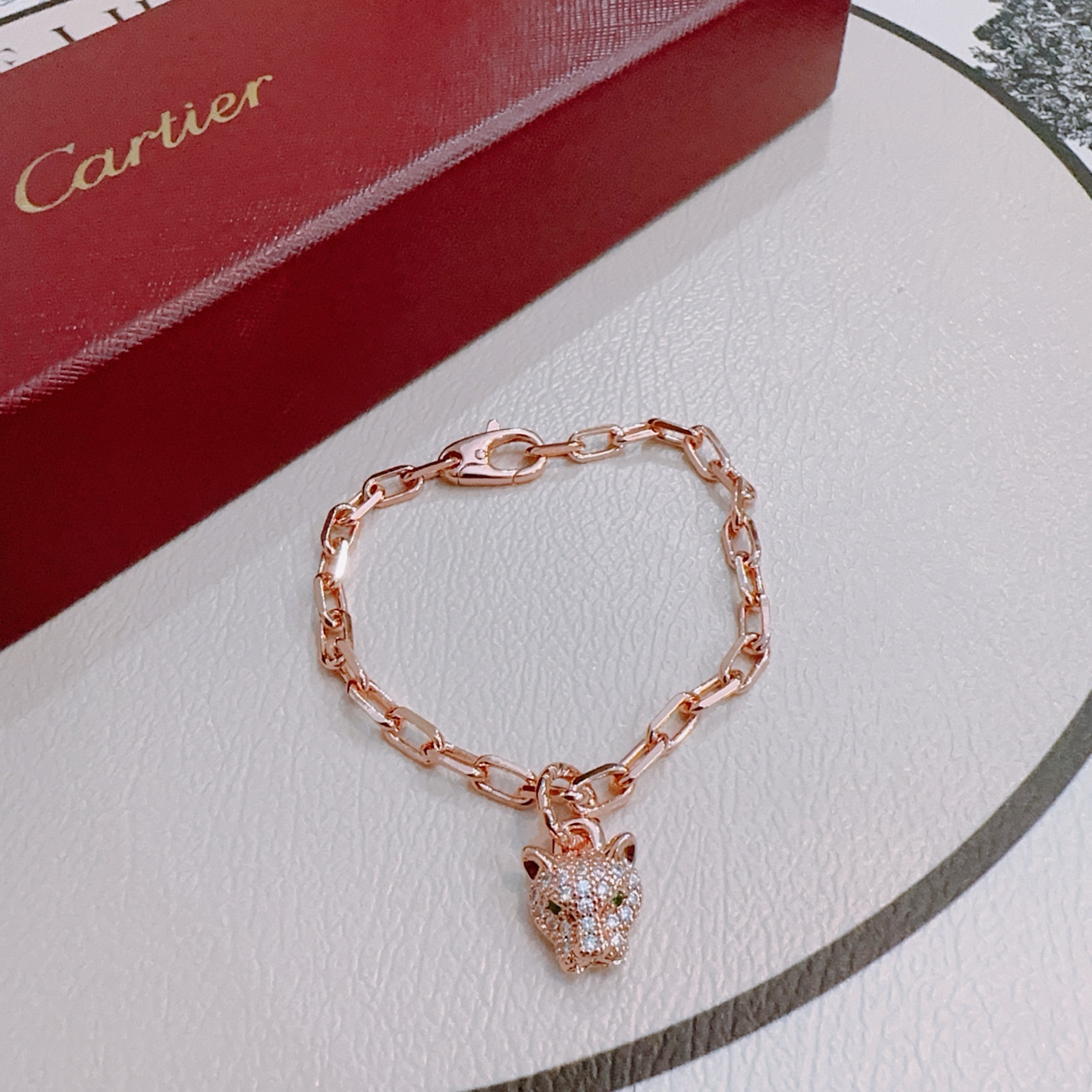 NO:556746,The new Cartier bracelet V gold material series is in perfect condition, with unparalleled details. The unique color is completely impeccable, and is decorated with a classic ring shape design. It is simple yet elegant and eye-catching. The pure handmade combination of V gold is more elegant and elegant. The same style for men and women, boutique jewelry, cartier, bracelet19860909新款卡地亚手链V金材质系列 品相完美,细节无敌,那种独特的色泽完全无可挑剔,再缀以经典指环外形设计,简约之余却又优雅夺目,V金纯手工的组合更显气色,上手雅致动人.男女同款,饰品精品,cartier,bracelet,Jewelry