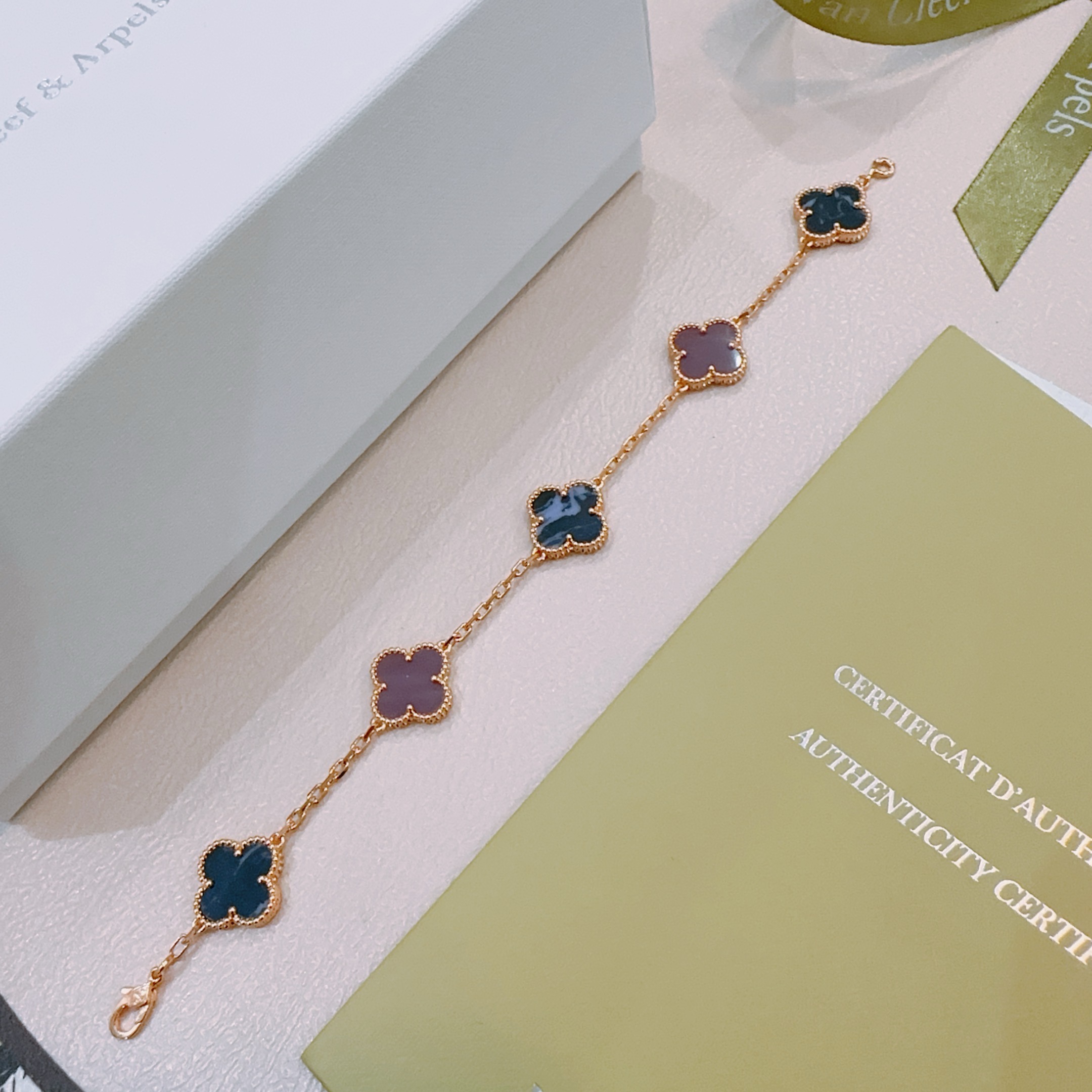 Bracelet Van Cleef Arpels Alhambra Métal doré rose avec incrustations de trèfles marbrés violet et bleu foncé 19cm