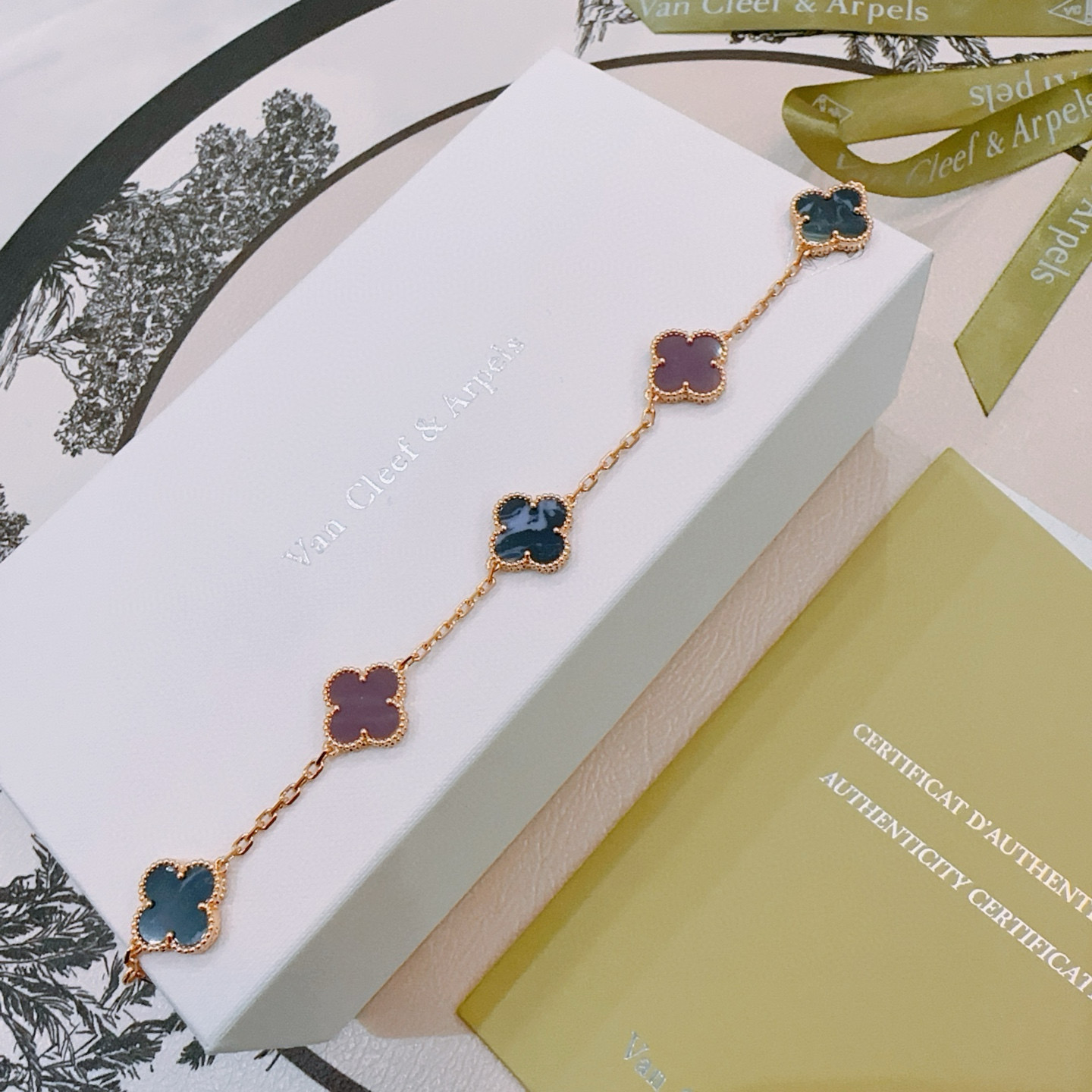 Bracelet Van Cleef Arpels Alhambra Métal doré rose avec incrustations de trèfles marbrés violet et bleu foncé 19cm