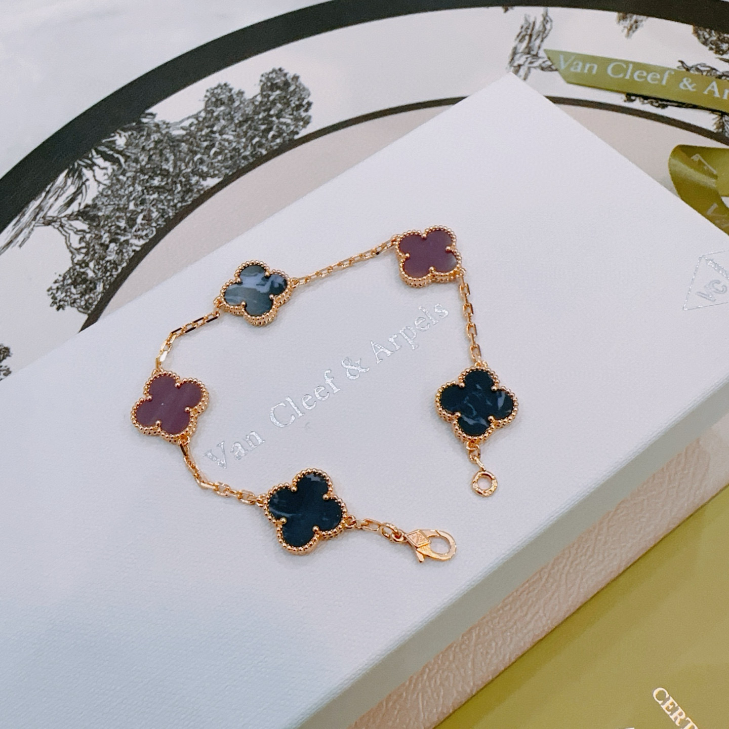 Bracelet Van Cleef Arpels Alhambra Métal doré rose avec incrustations de trèfles marbrés violet et bleu foncé 19cm