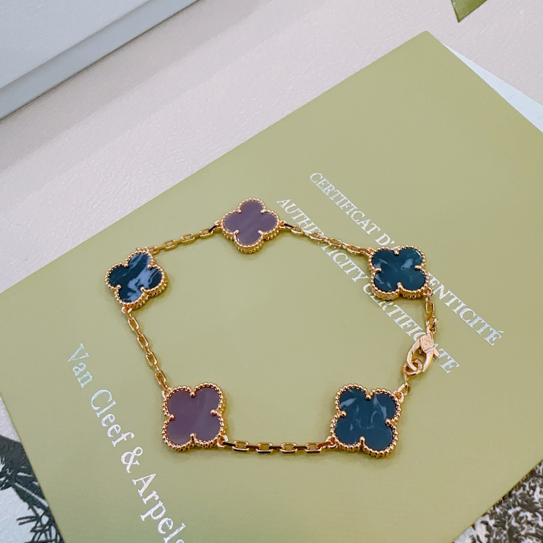 Bracelet Van Cleef Arpels Alhambra Métal doré rose avec incrustations de trèfles marbrés violet et bleu foncé 19cm