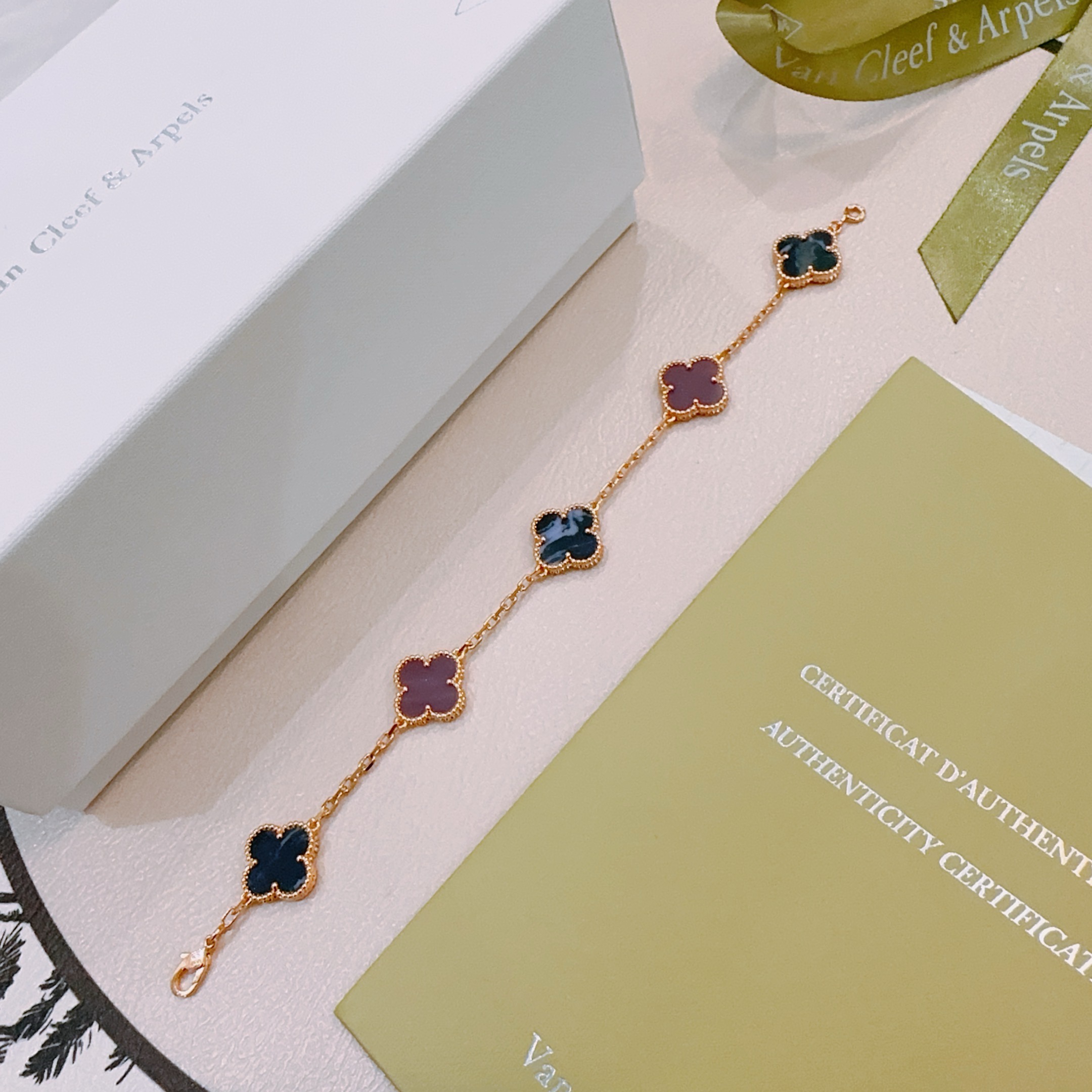 Bracelet Van Cleef Arpels Alhambra Métal doré rose avec incrustations de trèfles marbrés violet et bleu foncé 19cm
