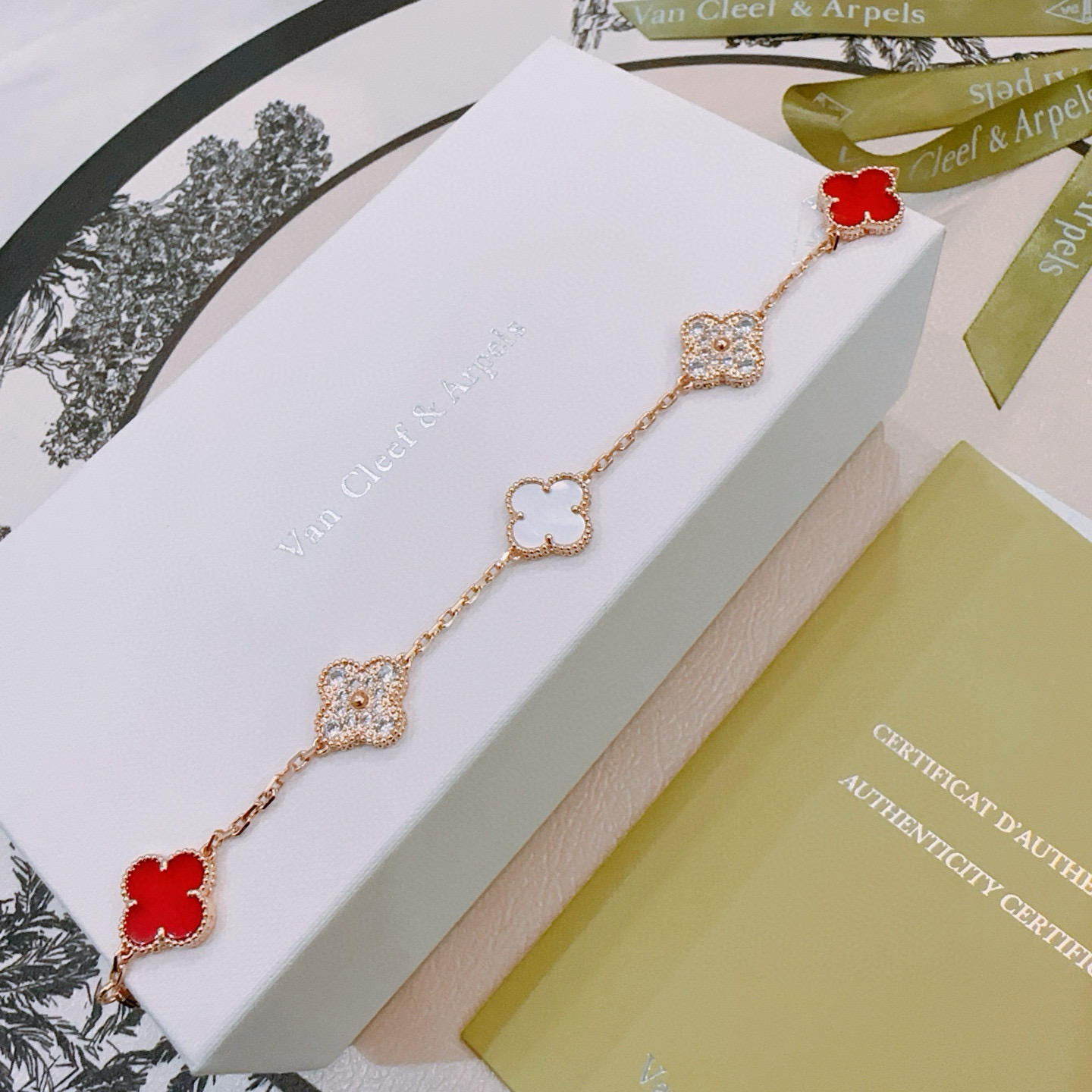 Bracciale Van Cleef Arpels Alhambra Metallo oro rosa con corniola rossa, madreperla bianca e accenti di diamanti trasparenti 19 cm
