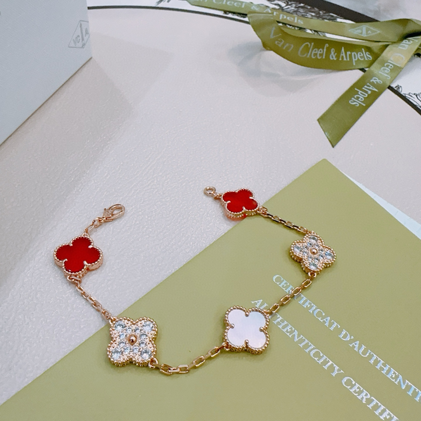 Bracciale Van Cleef Arpels Alhambra Metallo oro rosa con corniola rossa, madreperla bianca e accenti di diamanti trasparenti 19 cm