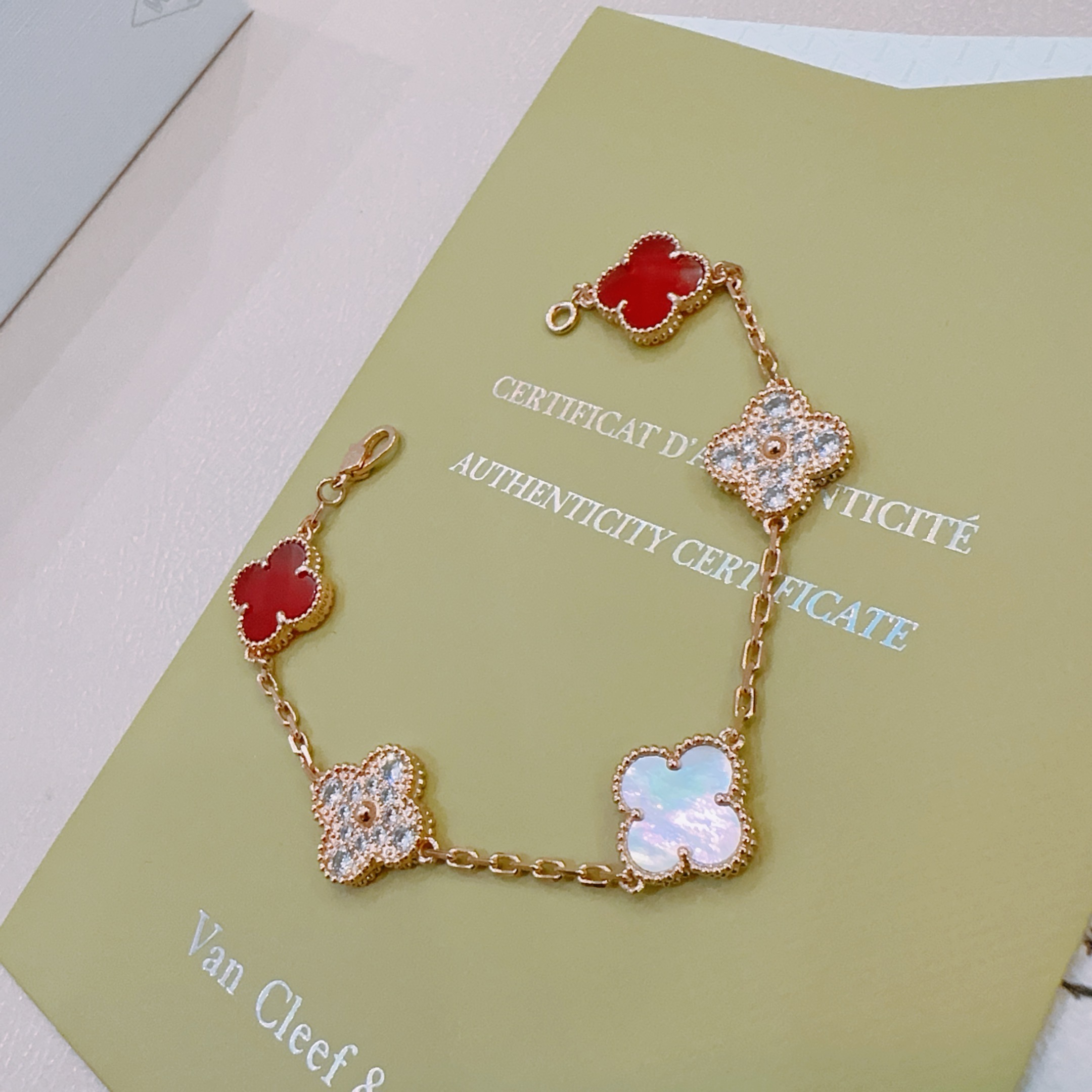 Bracciale Van Cleef Arpels Alhambra Metallo oro rosa con corniola rossa, madreperla bianca e accenti di diamanti trasparenti 19 cm