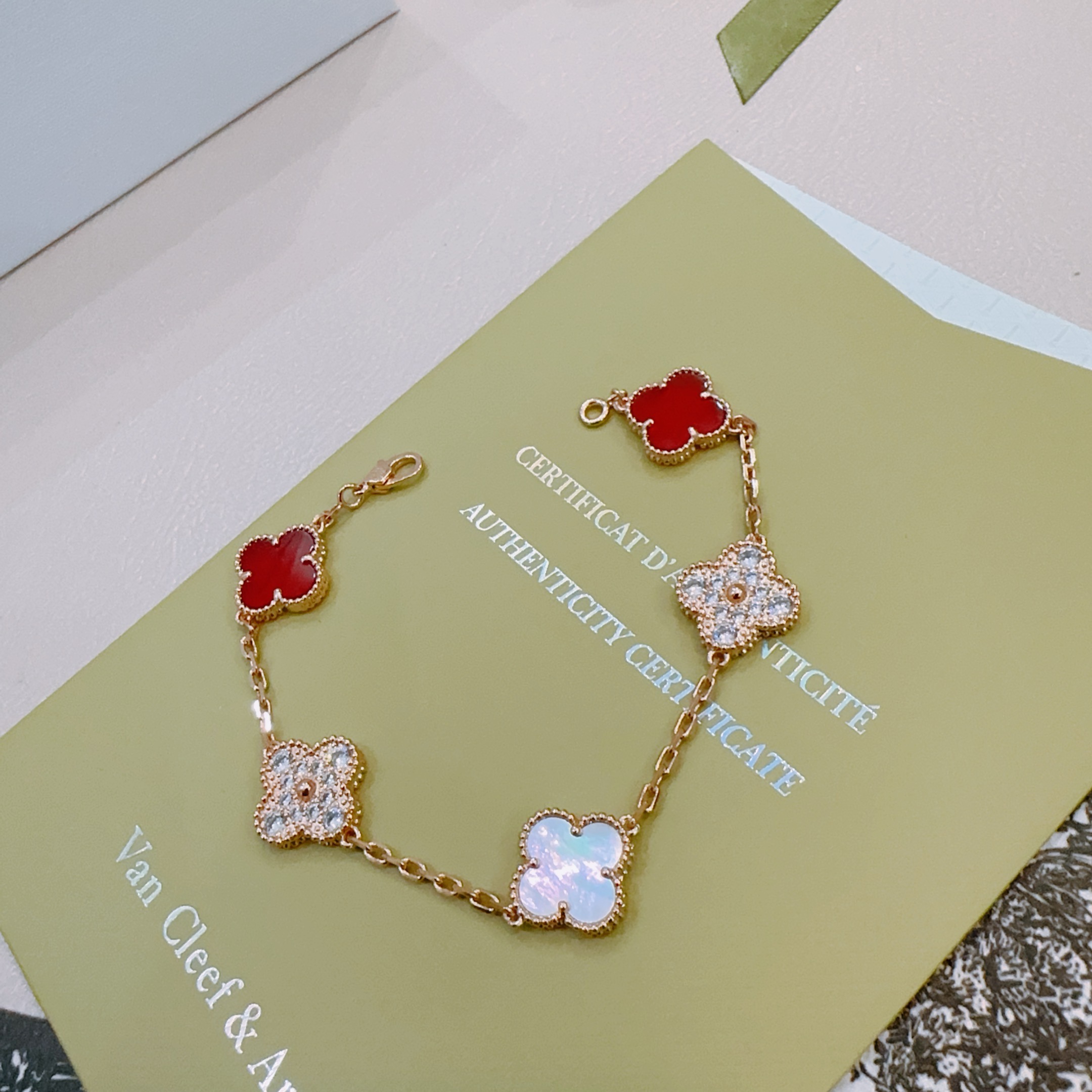 Bracciale Van Cleef Arpels Alhambra Metallo oro rosa con corniola rossa, madreperla bianca e accenti di diamanti trasparenti 19 cm