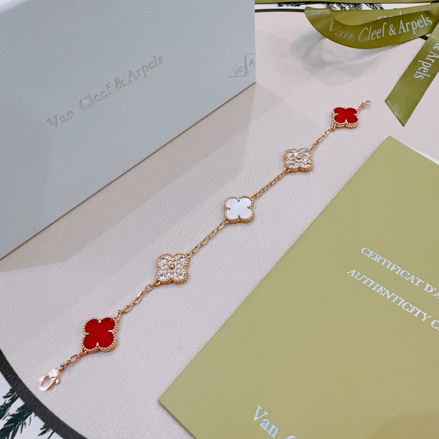 Bracciale Van Cleef Arpels Alhambra Metallo oro rosa con corniola rossa, madreperla bianca e accenti di diamanti trasparenti 19 cm