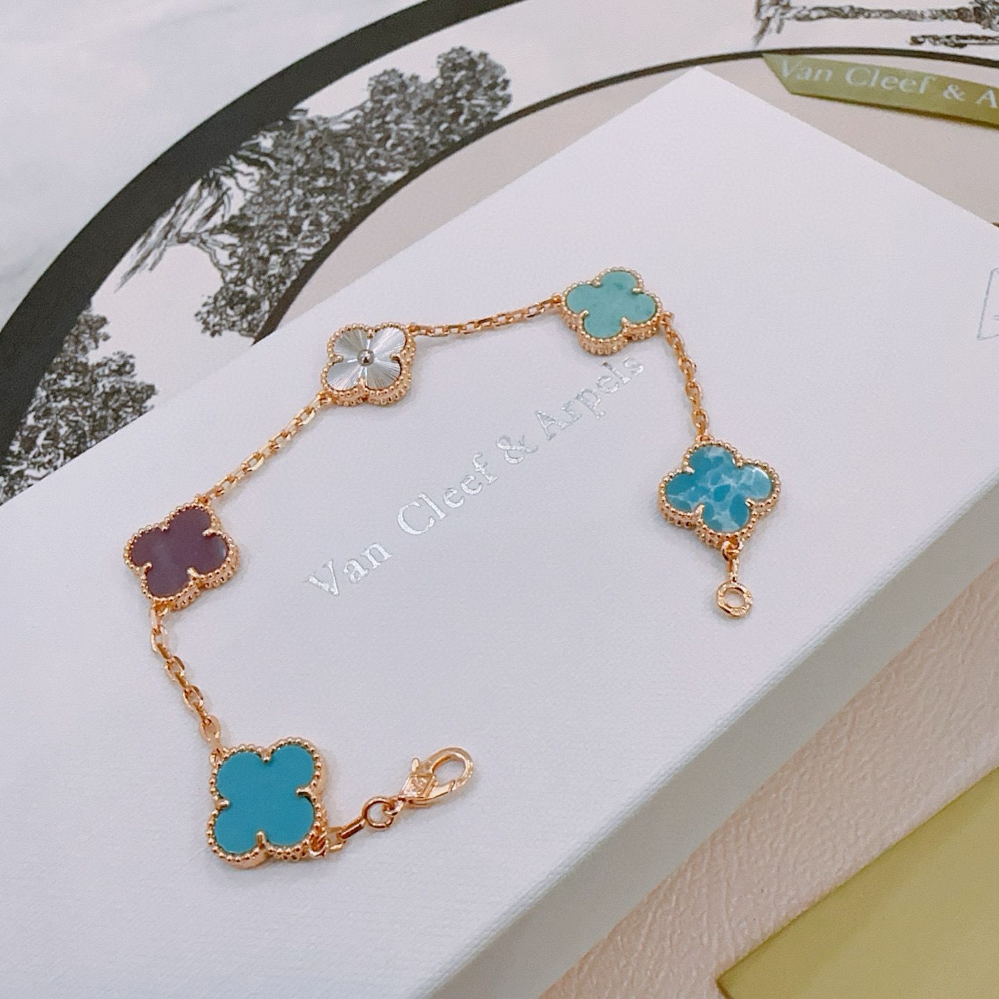 Pulseira Van Cleef Arpels Alhambra Metal em ouro rosa com guilhoché em prata larimar azul turquesa e motivos de trevo de calcedônia roxa 17 cm