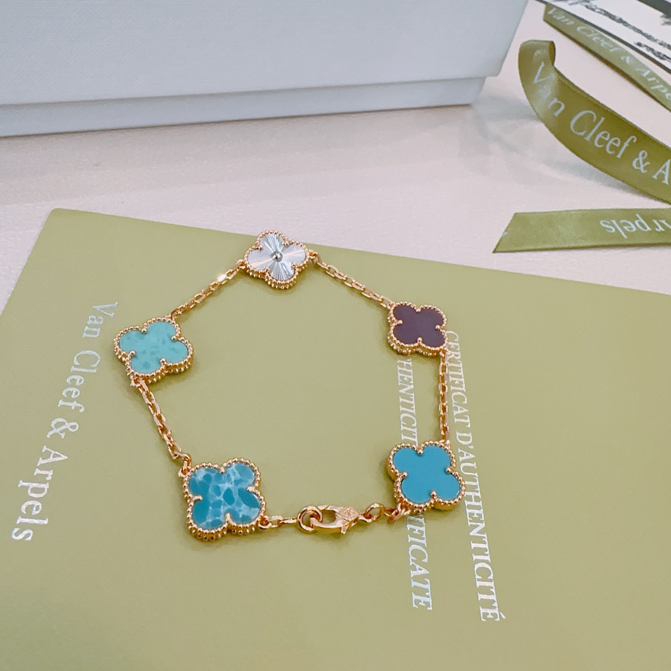 Pulseira Van Cleef Arpels Alhambra Metal em ouro rosa com guilhoché em prata larimar azul turquesa e motivos de trevo de calcedônia roxa 17 cm
