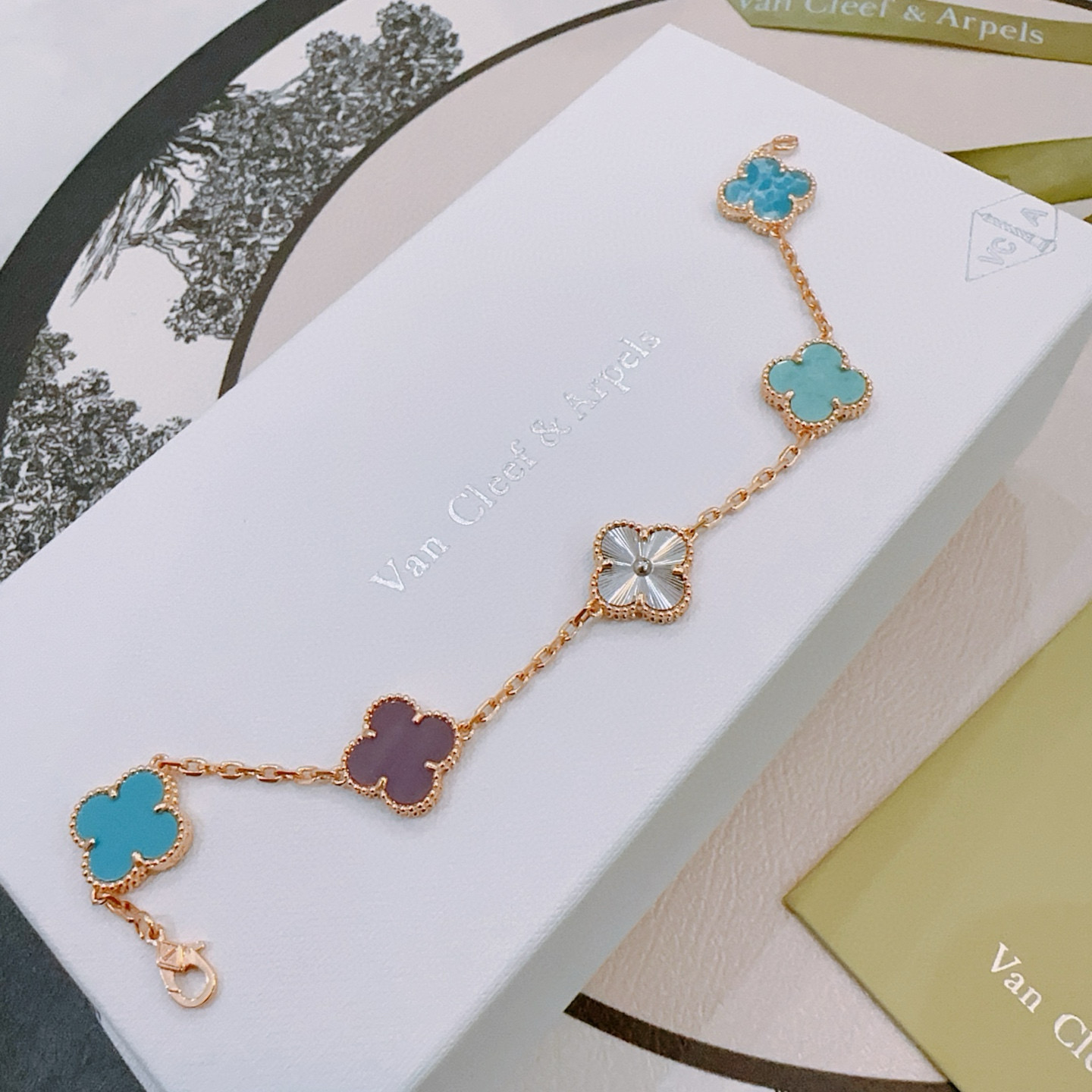 Pulseira Van Cleef Arpels Alhambra Metal em ouro rosa com guilhoché em prata larimar azul turquesa e motivos de trevo de calcedônia roxa 17 cm