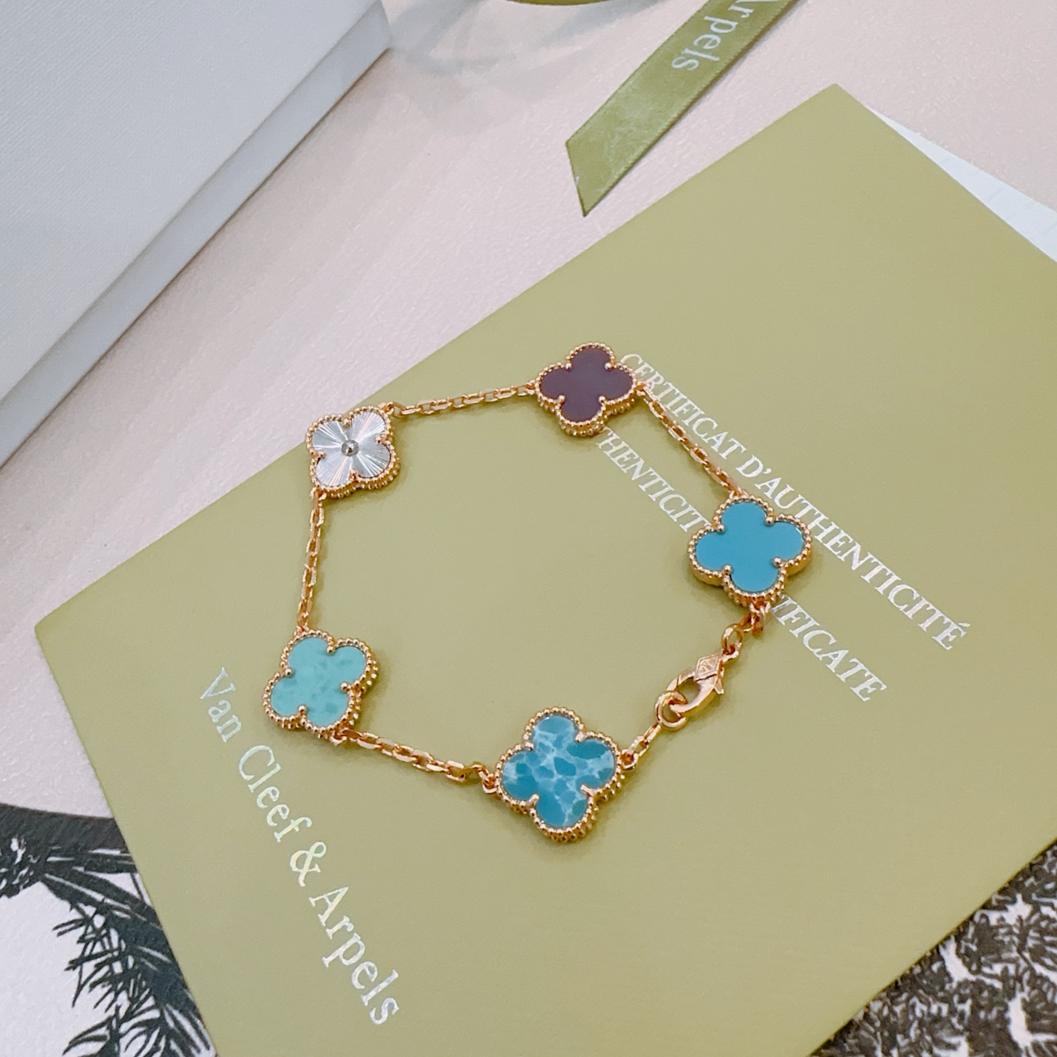 Pulseira Van Cleef Arpels Alhambra Metal em ouro rosa com guilhoché em prata larimar azul turquesa e motivos de trevo de calcedônia roxa 17 cm