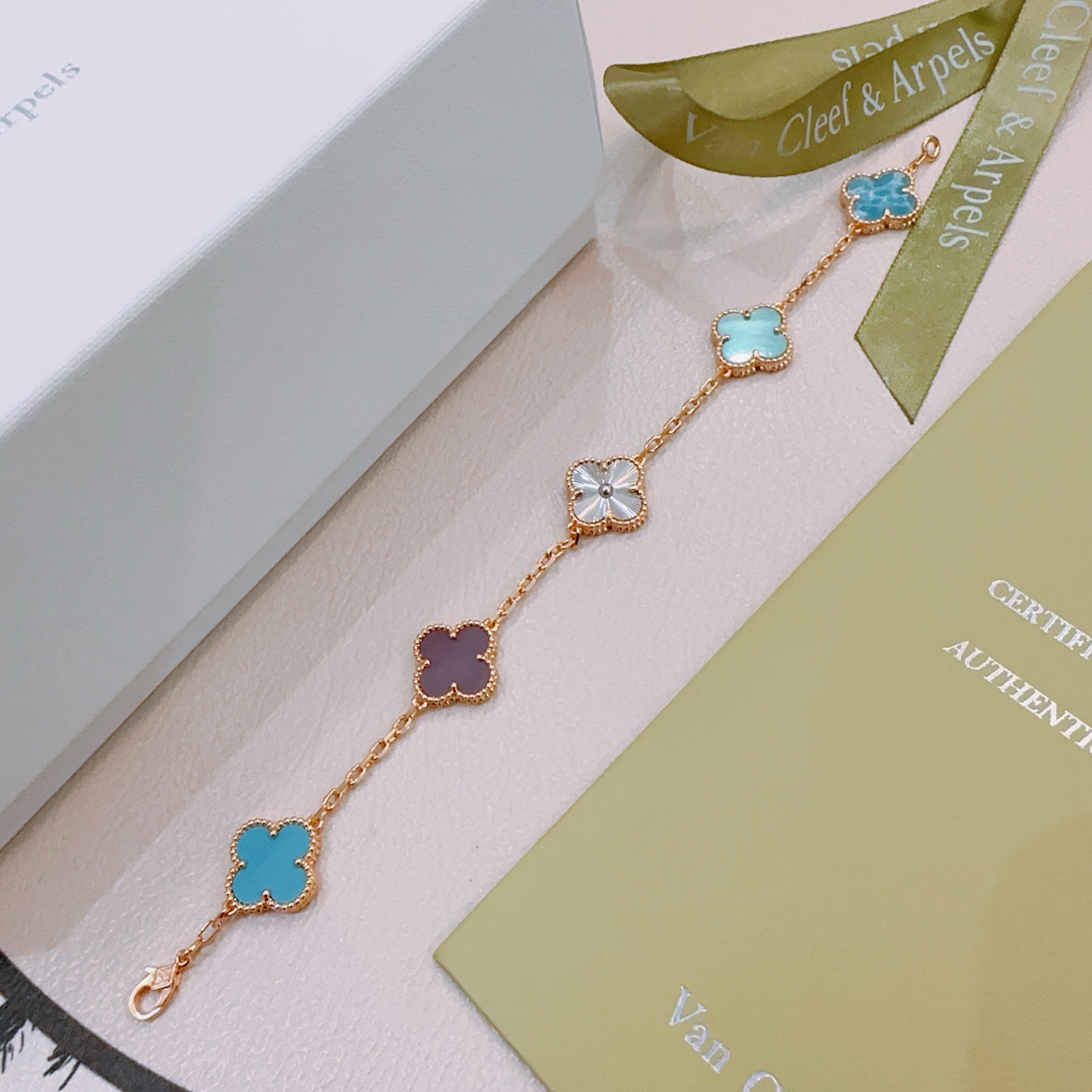 Pulseira Van Cleef Arpels Alhambra Metal em ouro rosa com guilhoché em prata larimar azul turquesa e motivos de trevo de calcedônia roxa 17 cm