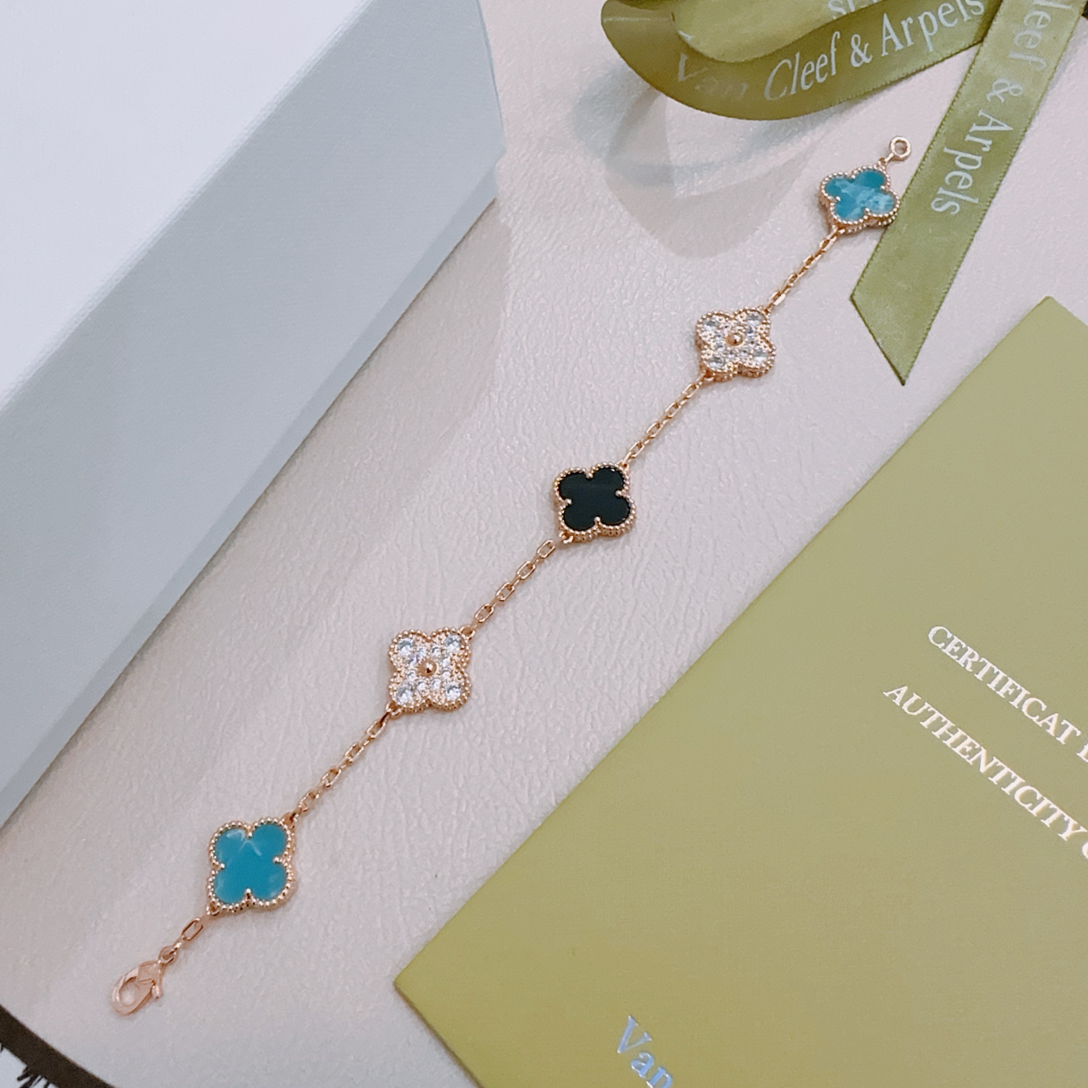 Bracciale Van Cleef Arpels Alhambra Metallo oro rosa con onice nero blu turchese e motivi quadrifoglio chiari con accenti di diamanti 17 cm