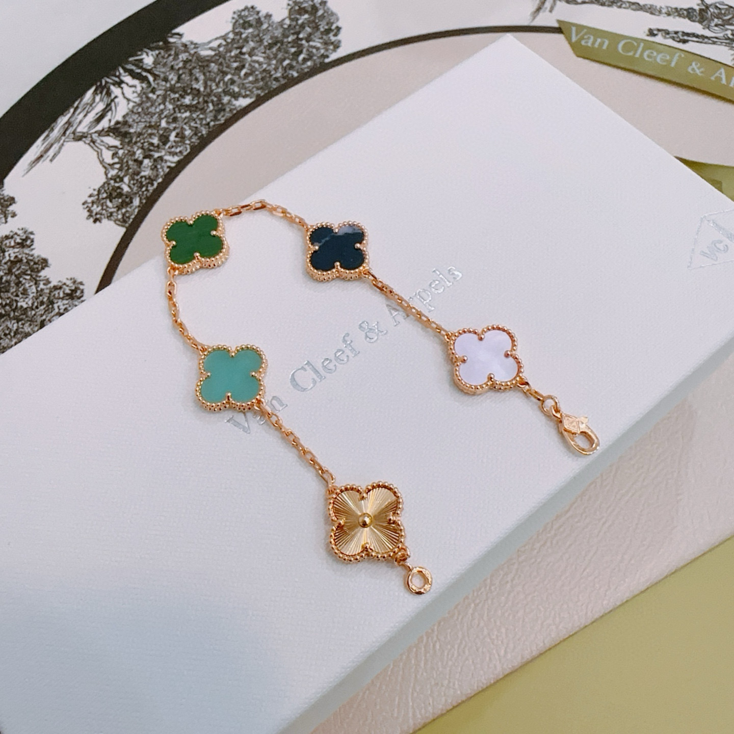Van Cleef Arpels Bracelet Alhambra Métal doré rose avec malachite verte pierre bleu foncé nacre blanche turquoise et motifs trèfle guilloché or rose 19cm