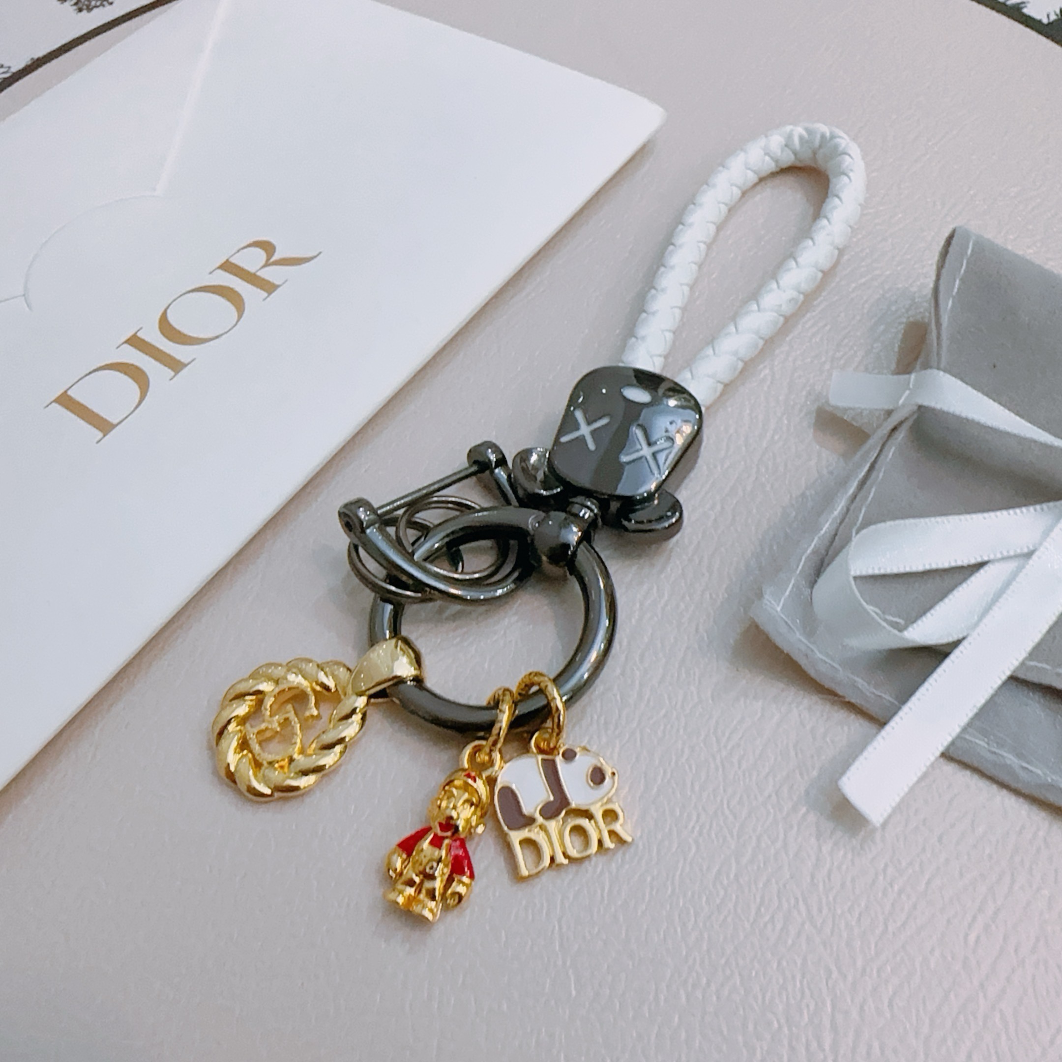NO:556799,New product release Dior keychain bag buckle The latest bag charm is of a higher grade Stars have the same style Anger Forest series classic models co-branded design concept keychain series The details are distressed The version is not available in the market glossy version This has been out. The best-selling model in Dior Very good match with trendy backpacks, jewelry boutiques, dior, backpacks, keychain19860909新品发布 迪奥钥匙扣 包包扣 最新款包包挂饰档次更高明星同款Anger Forest系列经典款联名设计理念钥匙扣系列 细节对版做旧处理 非市面亮面版型 这款一直在出 迪奥里面热卖款 非常好搭配潮流背包,饰品精品,dior,backpacks,keychain,Jewelry