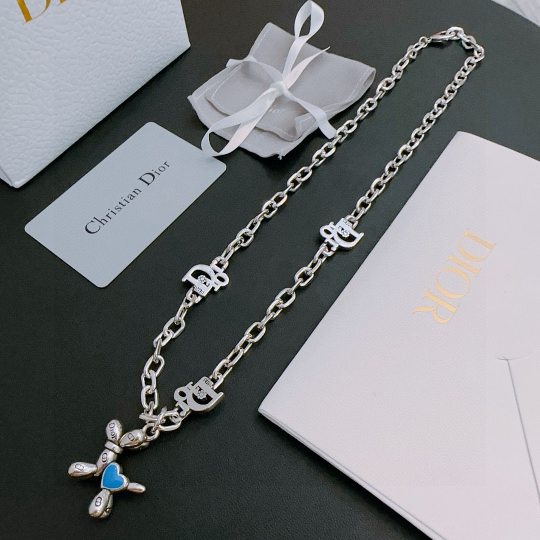 NO:556807,DIOR new model Dior necklace original single goods counter new open mold retro trendy fashion must-have. Can be worn by both men and women. The same style for couples. Rock punk Thai silver style. Retro elements. Trendy and versatile. The latest chain of the same necklace on the official website is higher grade. Star classic necklace series retro silver necklace. The chain length is 60 cm. The length can be changed. The details are distressed. Non-market glossy version. This one has been out. It is a best-selling model in Dior. It is very good to match trendy clothes, high-quality jewelry, dior, dior, necklace.19860909DIOR新款 迪奥项链原单货专柜新款开模复古潮流时尚必备 男女均可佩戴 情侣款同款 摇滚朋克泰银风格 复古元素 潮流百搭 官网同款项链最新款链条档次更高明星经典款项链系列复古银项链 链长60厘米可改长度 细节对版做旧处理 非市面亮面版型 这款一直在出 迪奥里面热卖款 非常好搭配潮流衣服,饰品精品,dior,dior,necklace,Jewelry