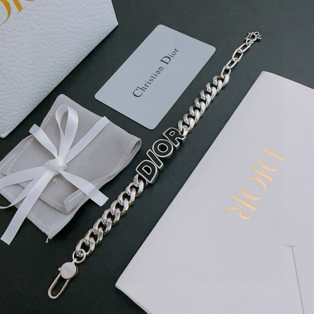 NO:556758,DIOR's new high-quality Dior bracelet original item counter new open mold retro trendy fashion must-have. Can be worn by both men and women. The same style for couples. Rock punk Thai silver style. Retro elements. Trendy and versatile. The same necklace on the official website. The latest chain has a higher grade. Celebrity classic bracelet. Cuban chain series. Retro silver bracelet. Chain length and code number: 22cm, 20cm and 18cm. The length can be changed. The details are distressed. Non-market glossy version. This one has been released. The best-selling model in Dior.  Very easy to match with trendy clothes, fine jewelry, dior, dior, necklace, bracelet19860909DIOR新款高品质迪奥手链原单货专柜新款开模复古潮流时尚必备 男女均可佩戴 情侣款同款 摇滚朋克泰银风格 复古元素 潮流百搭 官网同款项链最新款链条档次更高明星经典款手链古巴链系列复古银手链 链长码数22cm20cm18cm可改长度 细节对版做旧处理 非市面亮面版型 这款一直在出 迪奥里面热卖款 非常好搭配潮流衣服,饰品精品,dior,dior,necklace,bracelet,Jewelry