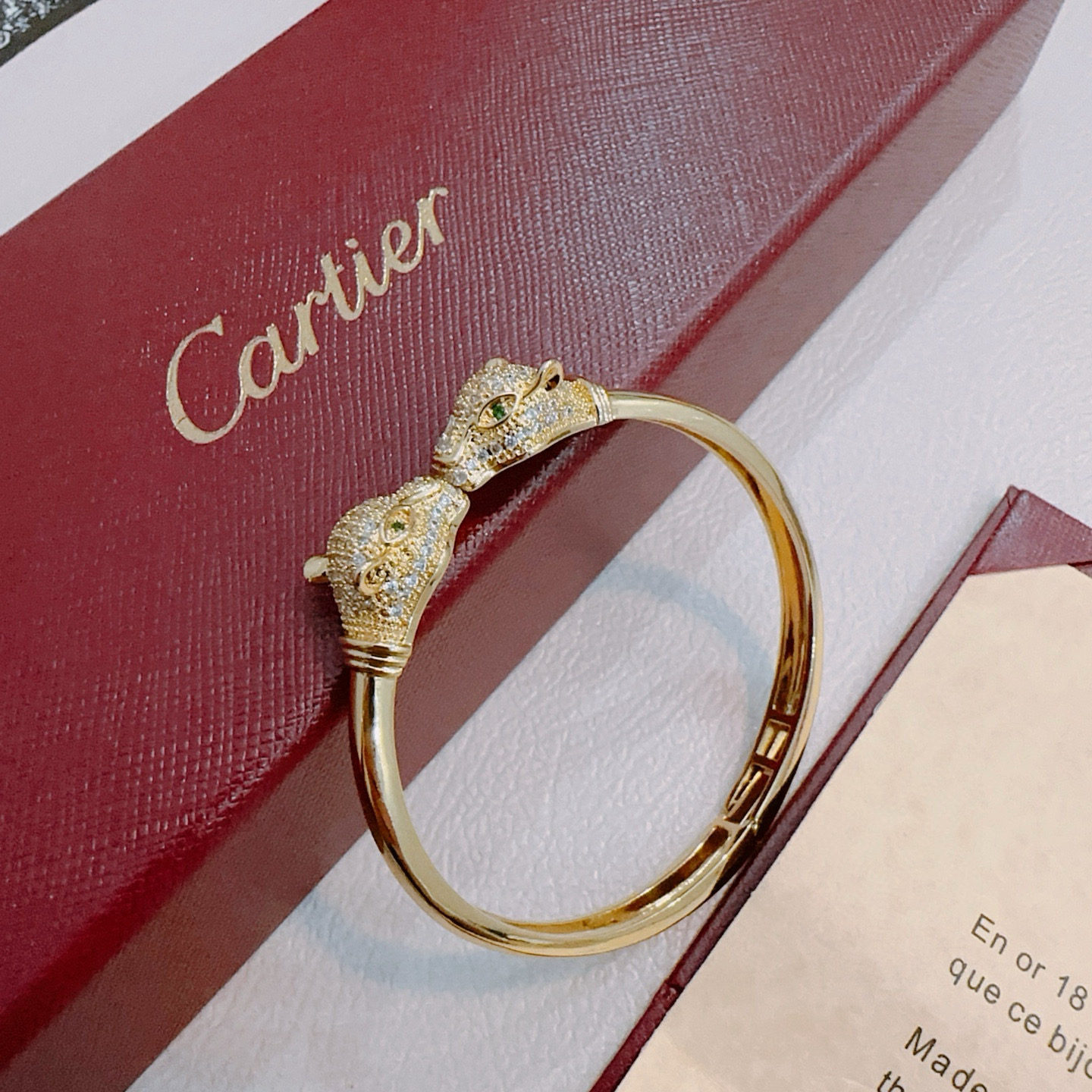 NO:556772,Cartier bracelet bracelet V gold material series, perfect appearance, unparalleled details, the unique color is completely impeccable, and decorated with a classic ring shape design, simple yet elegant and eye-catching, the V gold pure handmade combination is more elegant, elegant and moving. Same style for men and women Cartier bracelet, jewelry boutique, cartier, bracelet, bracelet19860909卡地亚手链手镯V金材质系列 品相完美,细节无敌,那种独特的色泽完全无可挑剔,再缀以经典指环外形设计,简约之余却又优雅夺目,V金纯手工的组合更显气色,上手雅致动人.男女同款 卡地亚手链,饰品精品,cartier,bracelet,bracelet,Jewelry