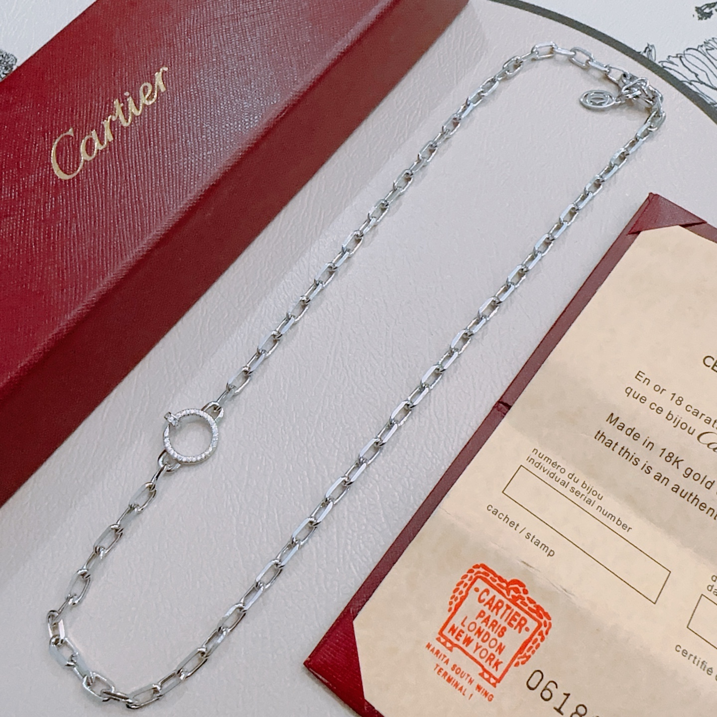 NO:556806,The new V gold material series of Cartier necklaces with diamonds is in perfect condition, the details are invincible, the unique color is completely impeccable, and it is decorated with a classic ring shape design, which is simple yet elegant and eye-catching. The V gold pure handmade combination is more elegant and elegant. The same style for men and women, fine jewelry, cartier, necklace19860909新款带钻卡地亚项链V金材质系列 品相完美,细节无敌,那种独特的色泽完全无可挑剔,再缀以经典指环外形设计,简约之余却又优雅夺目,V金纯手工的组合更显气色,上手雅致动人.男女同款,饰品精品,cartier,necklace,Jewelry