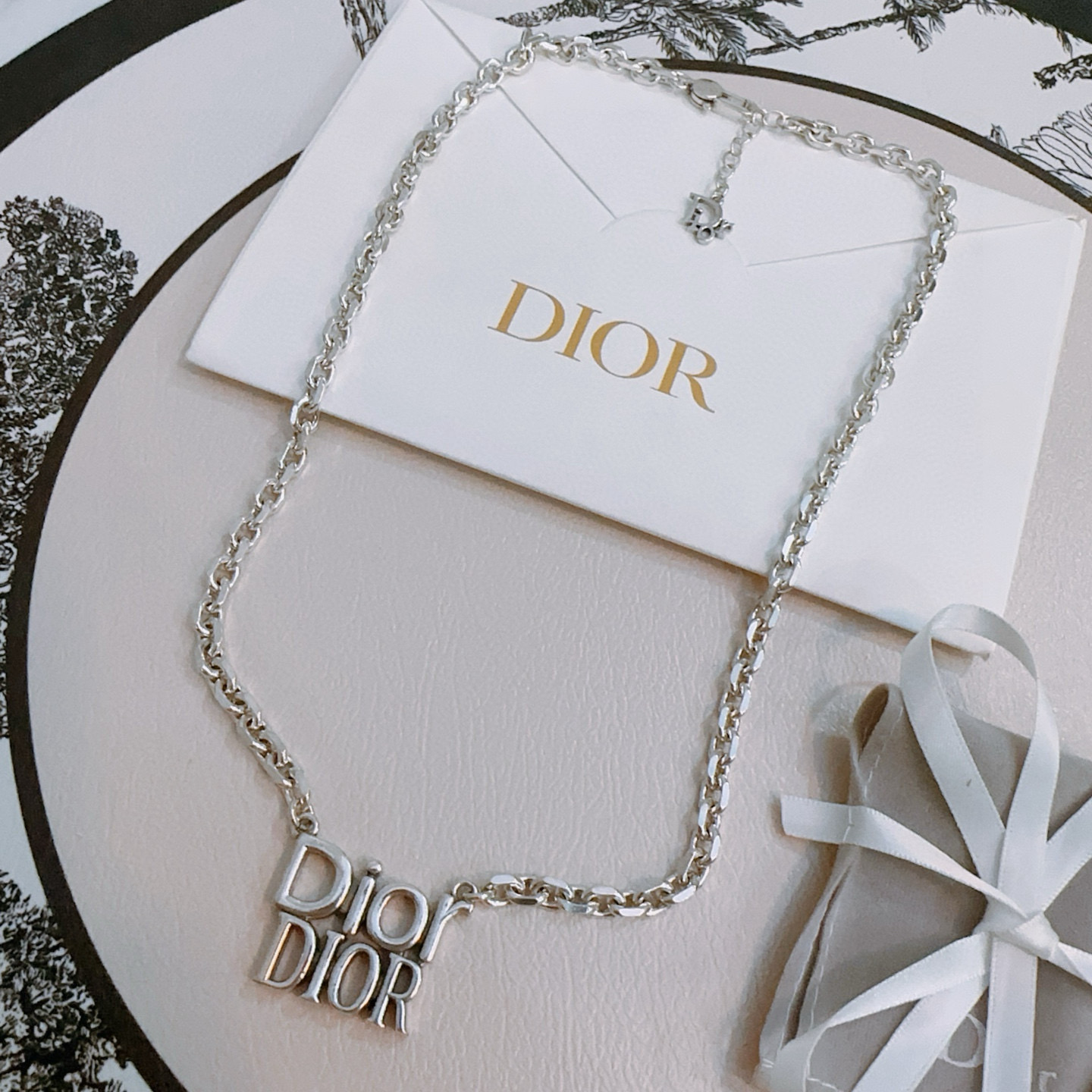 NO:557913,DIOR new model Dior necklace original single goods counter new open mold retro trendy fashion must-have. Can be worn by both men and women. The same style for couples. Rock punk Thai silver style. Retro elements. Trendy and versatile. The latest chain of the same necklace on the official website is higher grade. Star classic necklace series retro silver necklace. The chain length is 60 cm. The length can be changed. The details are distressed. Non-market glossy version. This one has been out. It is a best-selling model in Dior. It is very good to match trendy clothes, high-quality jewelry, dior, dior, necklace.19860909DIOR新款 迪奥项链原单货专柜新款开模复古潮流时尚必备 男女均可佩戴 情侣款同款 摇滚朋克泰银风格 复古元素 潮流百搭 官网同款项链最新款链条档次更高明星经典款项链系列复古银项链 链长60厘米可改长度 细节对版做旧处理 非市面亮面版型 这款一直在出 迪奥里面热卖款 非常好搭配潮流衣服,饰品精品,dior,dior,necklace,Jewelry