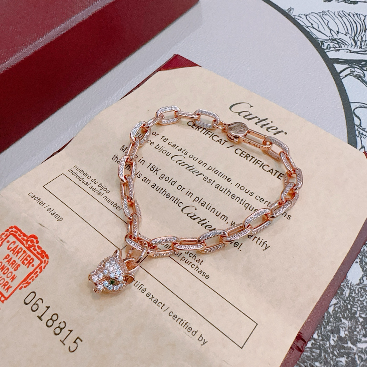 NO:558574,The new V gold material series of Cartier bracelets with diamonds is in perfect condition, the details are unparalleled, the unique color is completely impeccable, and it is decorated with a classic ring shape design, which is simple yet elegant and eye-catching. The V gold pure handmade combination is more elegant and elegant. The same style for men and women, boutique jewelry, cartier, bracelet19860909新款带钻卡地亚手链V金材质系列 品相完美,细节无敌,那种独特的色泽完全无可挑剔,再缀以经典指环外形设计,简约之余却又优雅夺目,V金纯手工的组合更显气色,上手雅致动人.男女同款,饰品精品,cartier,bracelet,Jewelry