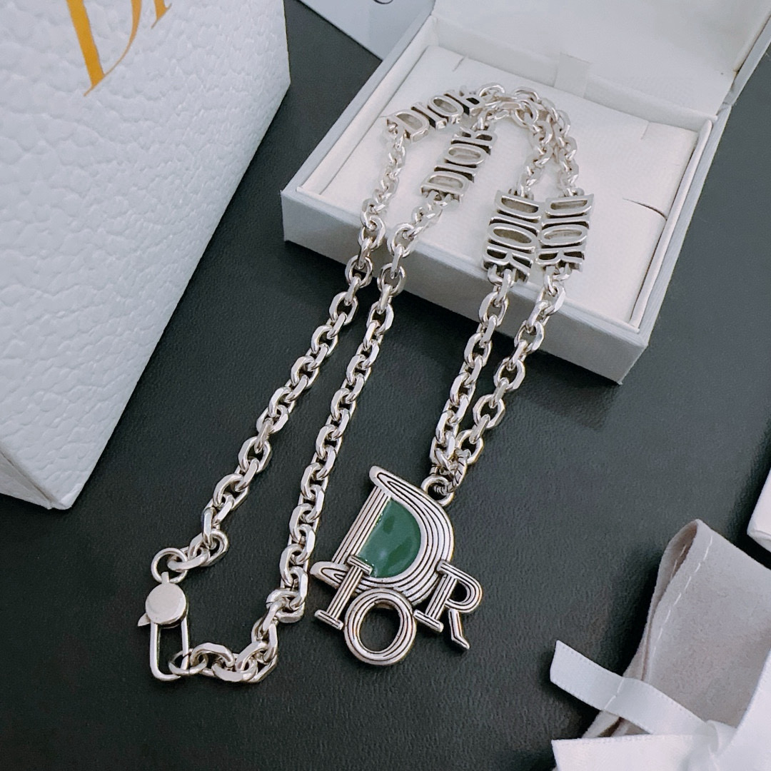 NO:558569,DIOR new model Dior necklace original single goods counter new open mold retro trendy fashion must-have. Can be worn by both men and women. The same style for couples. Rock punk Thai silver style. Retro elements. Trendy and versatile. The latest chain of the same necklace on the official website is higher grade. Star classic necklace series retro silver necklace. The chain length is 60 cm. The length can be changed. The details are distressed. Non-market glossy version. This one has been out. It is a best-selling model in Dior. It is very good to match trendy clothes, high-quality jewelry, dior, dior, necklace.19860909DIOR新款 迪奥项链原单货专柜新款开模复古潮流时尚必备 男女均可佩戴 情侣款同款 摇滚朋克泰银风格 复古元素 潮流百搭 官网同款项链最新款链条档次更高明星经典款项链系列复古银项链 链长60厘米可改长度 细节对版做旧处理 非市面亮面版型 这款一直在出 迪奥里面热卖款 非常好搭配潮流衣服,饰品精品,dior,dior,necklace,Jewelry