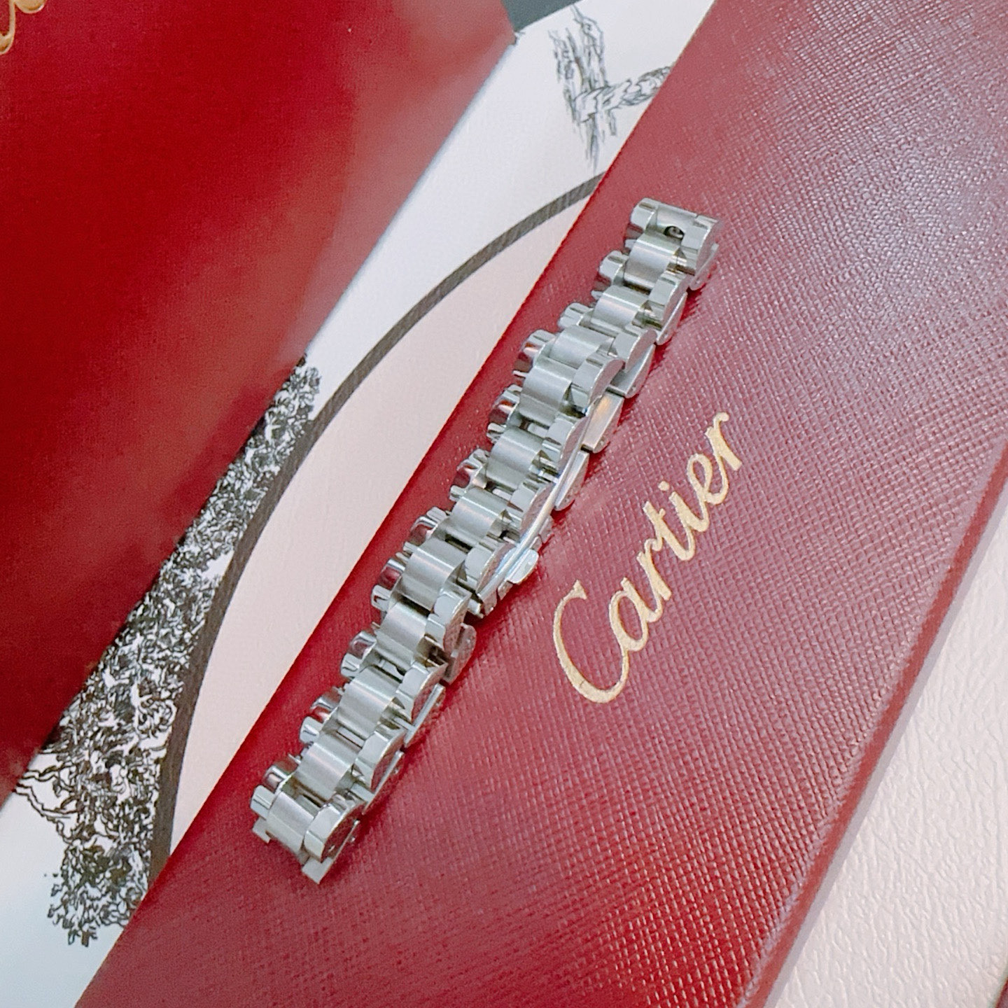 NO:558581,Cartier Bracelet V gold material series has perfect appearance, unparalleled details, the unique color is completely impeccable, and is decorated with a classic ring shape design, which is simple yet elegant and eye-catching. The pure handmade combination of V gold is more elegant and elegant. Same style for men and women. Cartier bracelet, jewelry boutique, cartier, bracelet19860909卡地亚手链V金材质系列 品相完美,细节无敌,那种独特的色泽完全无可挑剔,再缀以经典指环外形设计,简约之余却又优雅夺目,V金纯手工的组合更显气色,上手雅致动人.男女同款 卡地亚手链,饰品精品,cartier,bracelet,Jewelry