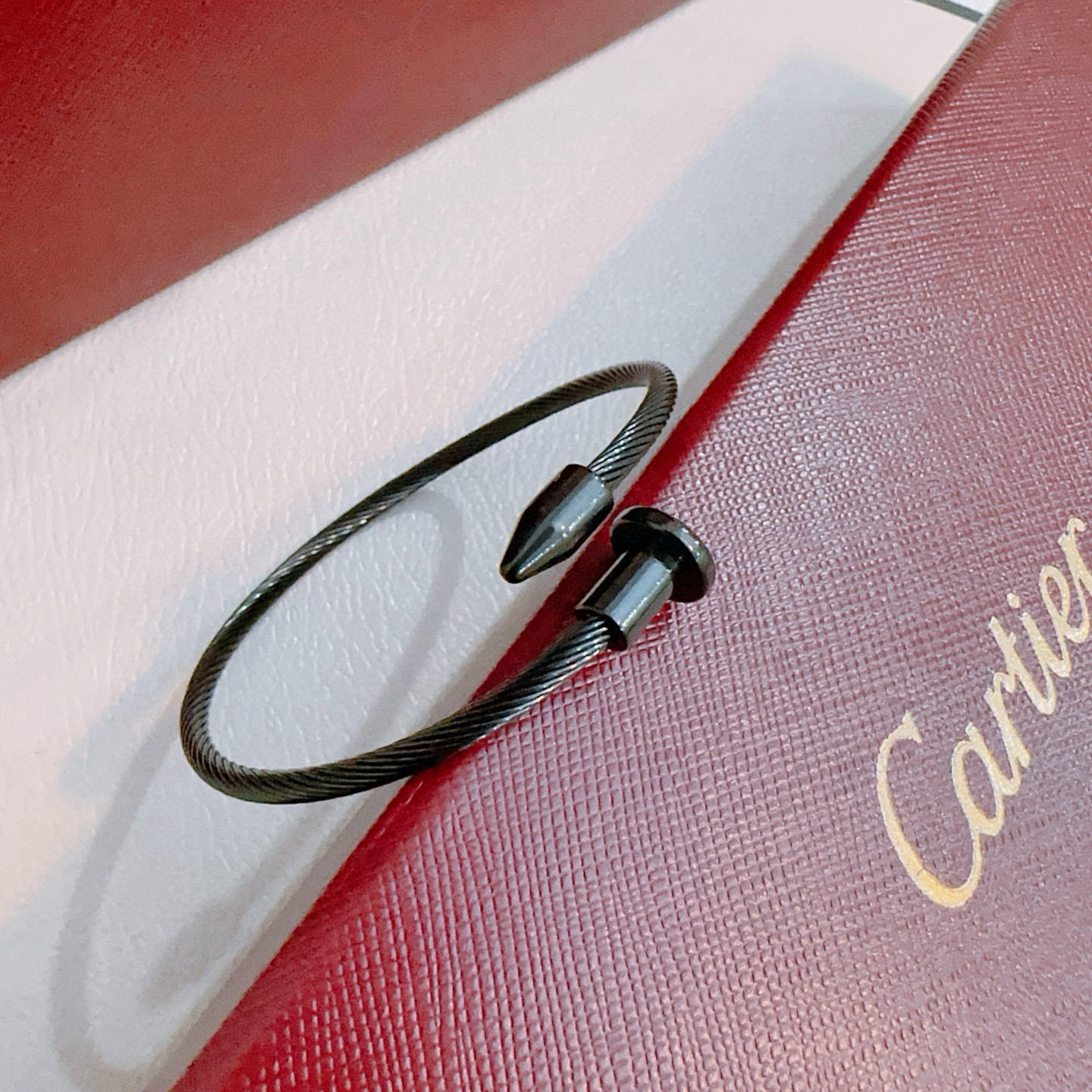 NO:558588,Cartier bracelet bracelet V gold material series, perfect appearance, unparalleled details, the unique color is completely impeccable, and decorated with a classic ring shape design, simple yet elegant and eye-catching, the V gold pure handmade combination is more elegant, elegant and moving. Same style for men and women Cartier bracelet, jewelry boutique, cartier, bracelet, bracelet19860909卡地亚手链手镯V金材质系列 品相完美,细节无敌,那种独特的色泽完全无可挑剔,再缀以经典指环外形设计,简约之余却又优雅夺目,V金纯手工的组合更显气色,上手雅致动人.男女同款 卡地亚手链,饰品精品,cartier,bracelet,bracelet,Jewelry