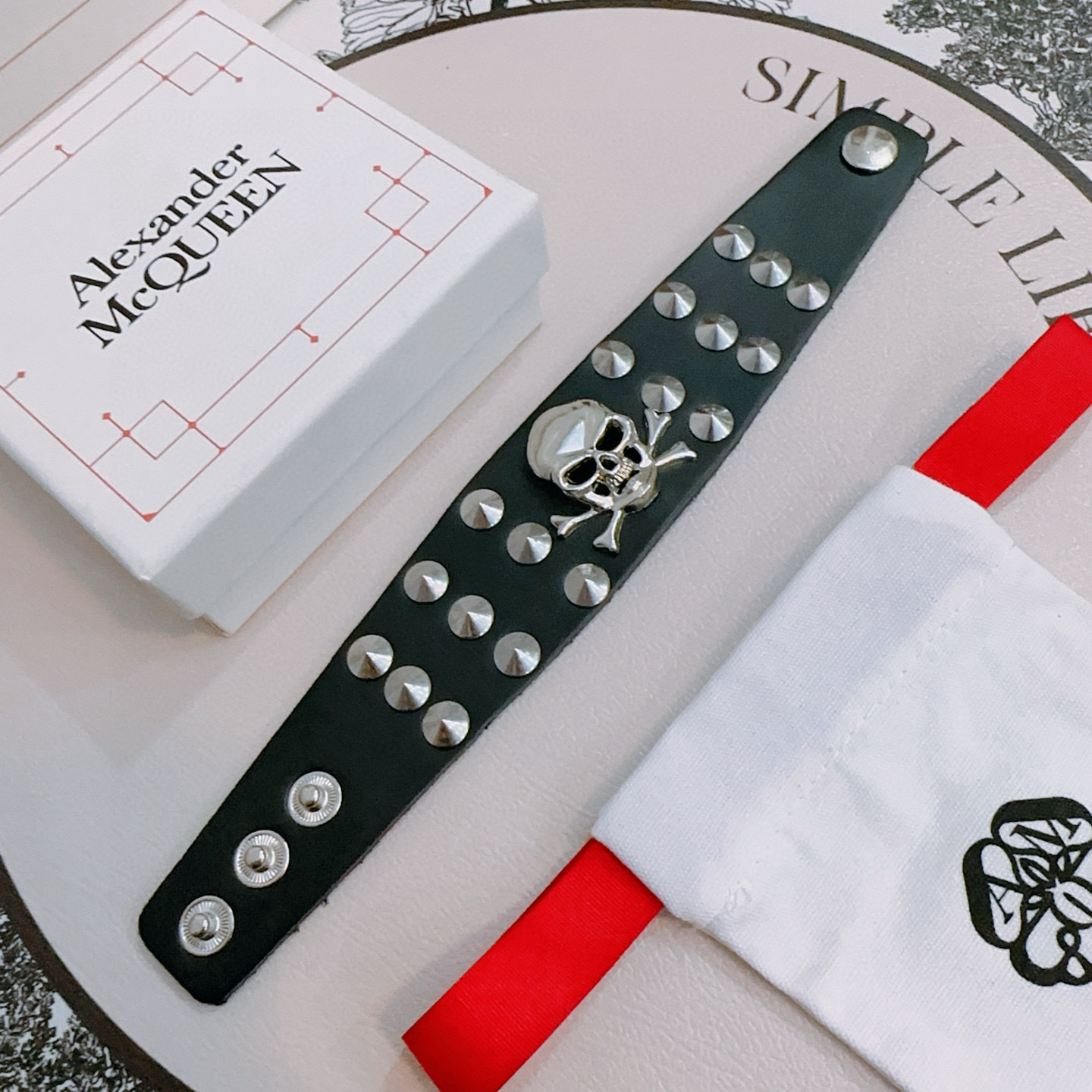 NO:558598,The new Alexander McQueen leather bracelet is the same as the original version at the counter. The rebellious and exaggerated punk in the heart, but the anxiety of longing for beauty in the heart, another interpretation of beauty. The hot model for men is shipped. The design is unique and avant-garde. A must-have for men!  Retro old design, fine jewelry, alexander mcqueen, bracelet, cowhide19860909新款Alexander McQueen 亚历山大 麦昆 牛皮手链 专柜一致原版定制 骨子里那种叛逆浮夸朋克可内心又向往着美好的焦虑,对美的另一种诠释 男士火爆款出货 设计独特 前卫 男士必备！复古做旧设计,饰品精品,alexander mcqueen,bracelet,cowhide,Jewelry