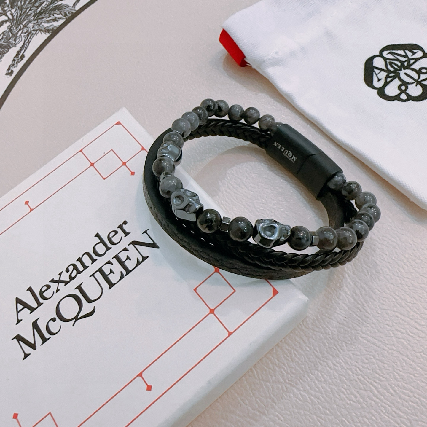 NO:558600,The new Alexander McQueen leather bracelet is the same as the original version at the counter. The rebellious and exaggerated punk in the heart, but the anxiety of longing for beauty in the heart, another interpretation of beauty. The hot model for men is shipped. The design is unique and avant-garde. A must-have for men!  Retro old design, no oxidation or fading, fine jewelry, alexander mcqueen, bracelet, cowhide19860909新款Alexander McQueen 亚历山大 麦昆 牛皮手链 专柜一致原版定制 骨子里那种叛逆浮夸朋克可内心又向往着美好的焦虑,对美的另一种诠释 男士火爆款出货 设计独特 前卫 男士必备！复古做旧设计 任带不氧化不退色,饰品精品,alexander mcqueen,bracelet,cowhide,Jewelry