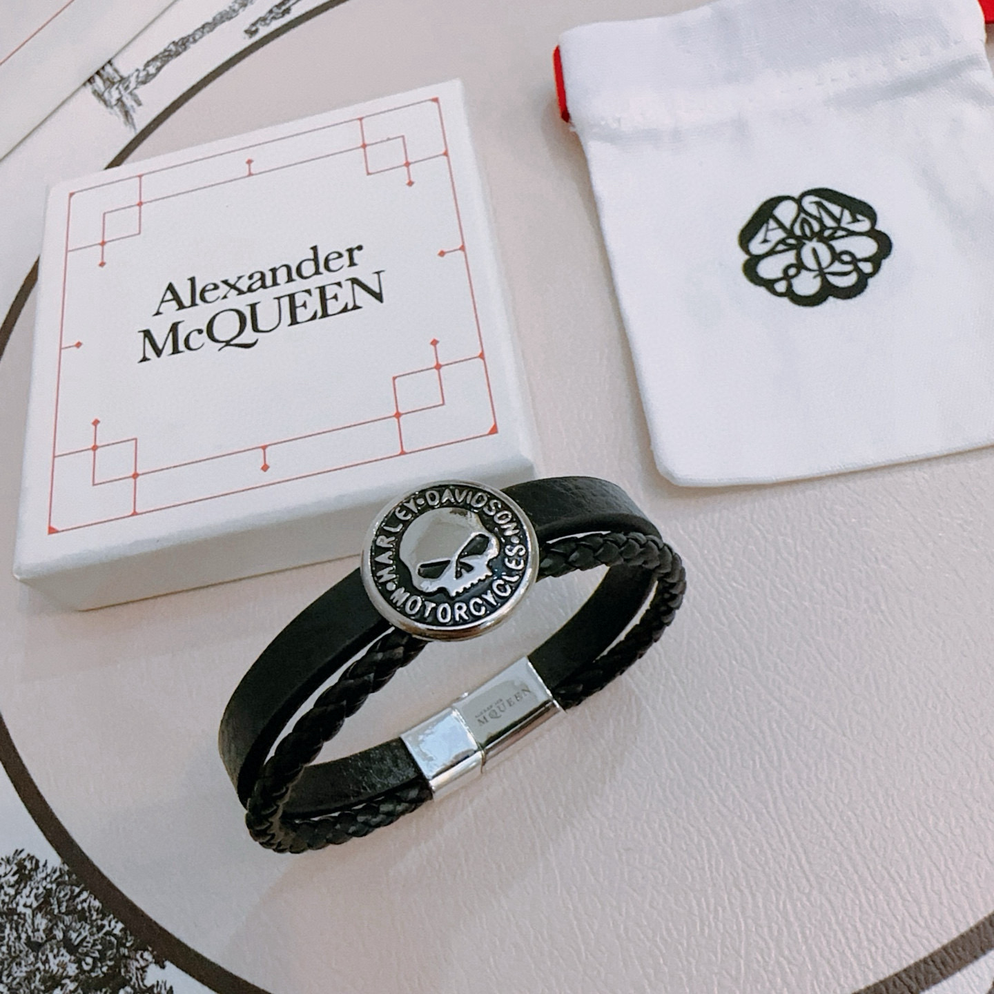 NO:558587,The new Alexander McQueen leather bracelet is the same as the original version at the counter. The rebellious and exaggerated punk in the heart, but the anxiety of longing for beauty in the heart, another interpretation of beauty. The hot model for men is shipped. The design is unique and avant-garde. A must-have for men!  Retro old design, fine jewelry, alexander mcqueen, bracelet, cowhide19860909新款Alexander McQueen 亚历山大 麦昆 牛皮手链 专柜一致原版定制 骨子里那种叛逆浮夸朋克可内心又向往着美好的焦虑,对美的另一种诠释 男士火爆款出货 设计独特 前卫 男士必备！复古做旧设计,饰品精品,alexander mcqueen,bracelet,cowhide,Jewelry