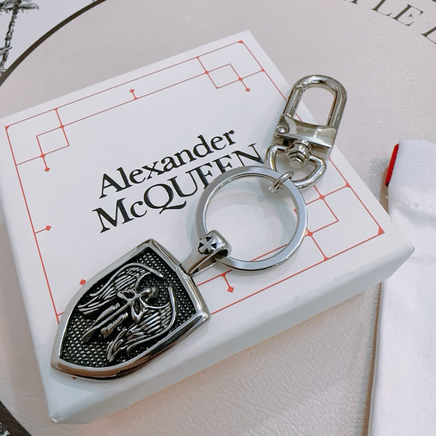 NO:558589,Original item, new Alexander McQueen keychain, bag buckle, accessories, counters are consistent with the original customization. The rebellious and exaggerated punk in the heart, but the anxiety of longing for beauty in the heart, another interpretation of beauty. The hot model is shipped. The design is unique and avant-garde. Retro and old design, boutique jewelry, alexander mcqueen, keychain19860909原单货新款Alexander McQueen 亚历山大 麦昆 钥匙扣 包包扣 配饰 专柜一致原版定制 骨子里那种叛逆浮夸朋克可内心又向往着美好的焦虑,对美的另一种诠释 火爆款出货 设计独特 前卫 复古做旧设计,饰品精品,alexander mcqueen,keychain,Jewelry