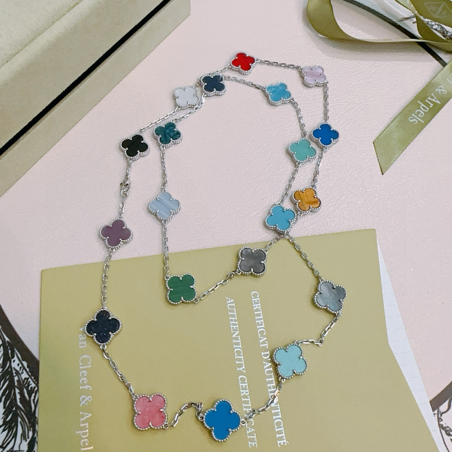 NO:575453,Four-leaf clover Van Cleef & Arpels 20-flower genuine customized rainbow color necklace V gold material series. The appearance is perfect, the details are invincible, the unique color is completely impeccable, and it is decorated with a classic ring shape design. It is simple yet elegant and eye-catching. The V gold pure handmade combination is more elegant and elegant. The same style for men and women, fine jewelry, van cleef, necklace19860909四叶草梵克雅宝20花正品定制彩虹花色项链V金材质系列 品相完美,细节无敌,那种独特的色泽完全无可挑剔,再缀以经典指环外形设计,简约之余却又优雅夺目,V金纯手工的组合更显气色,上手雅致动人.男女同款,饰品精品,van cleef,necklace,Jewelry