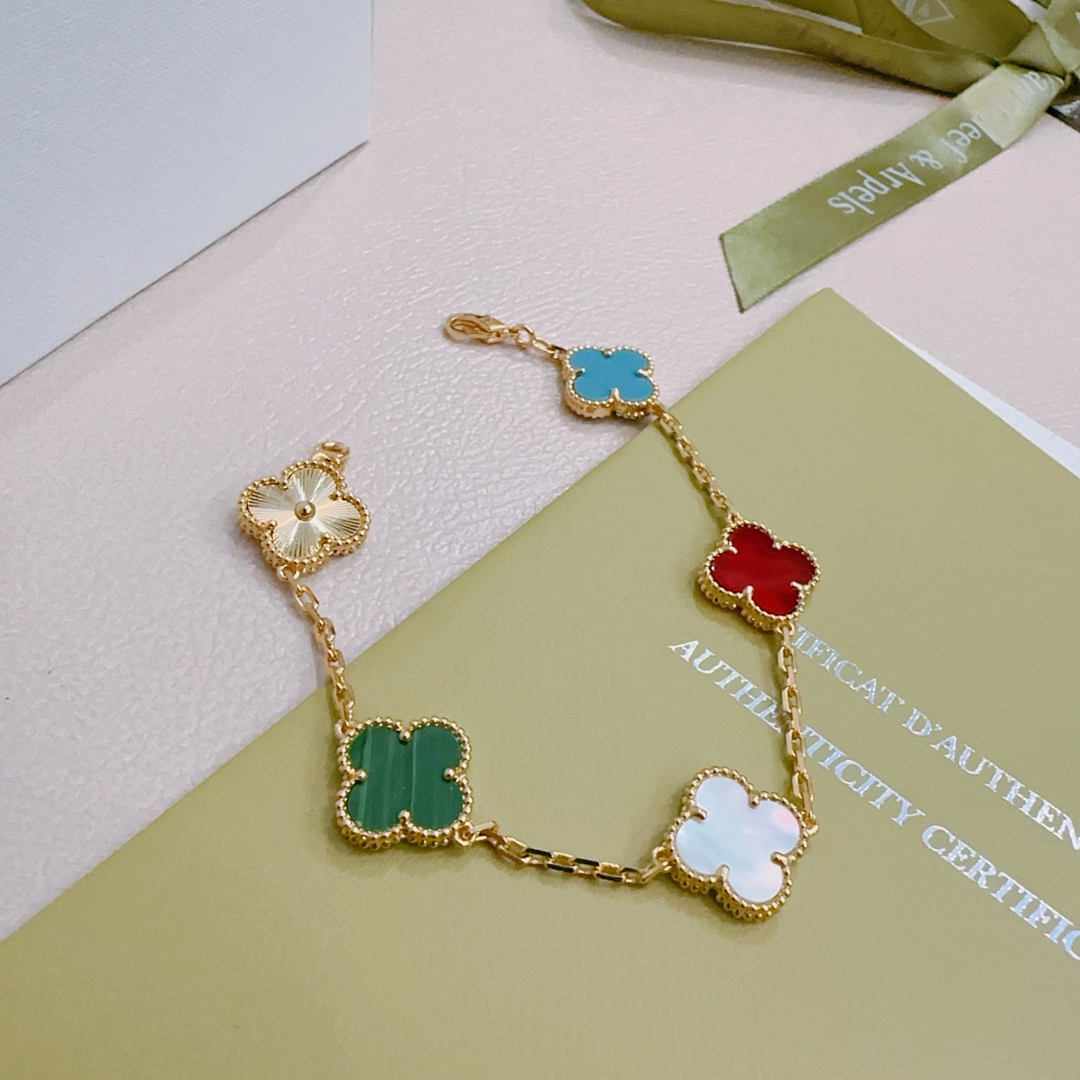 Bracciale Van Cleef Arpels Alhambra Metallo oro giallo con turchese blu corniola rosso malachite verde madreperla bianca e motivi di trifoglio guilloché oro 17 cm